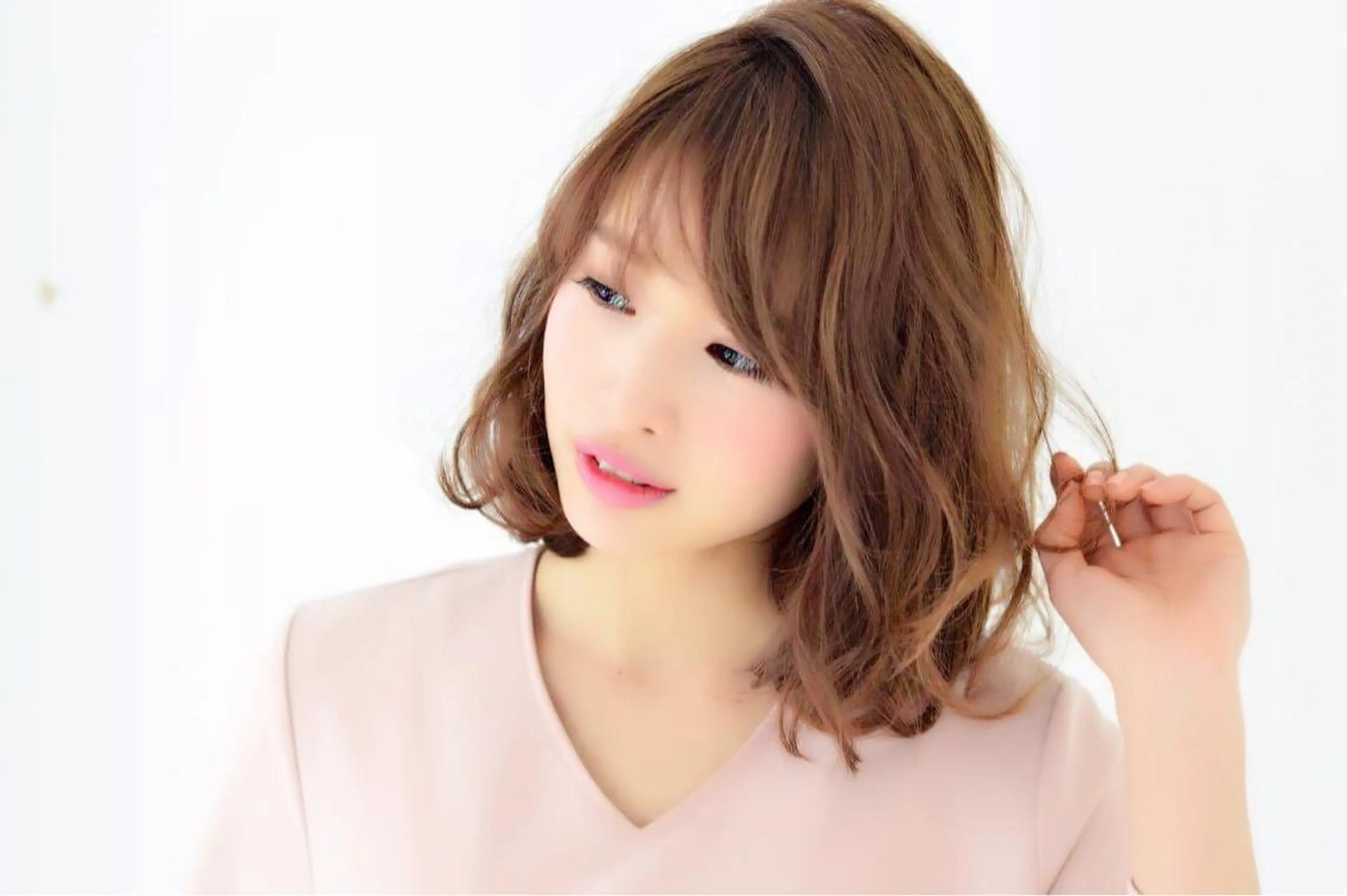 ミディアム ブリーチなしダブル/ レイヤーカット 小棹のヘアスタイル