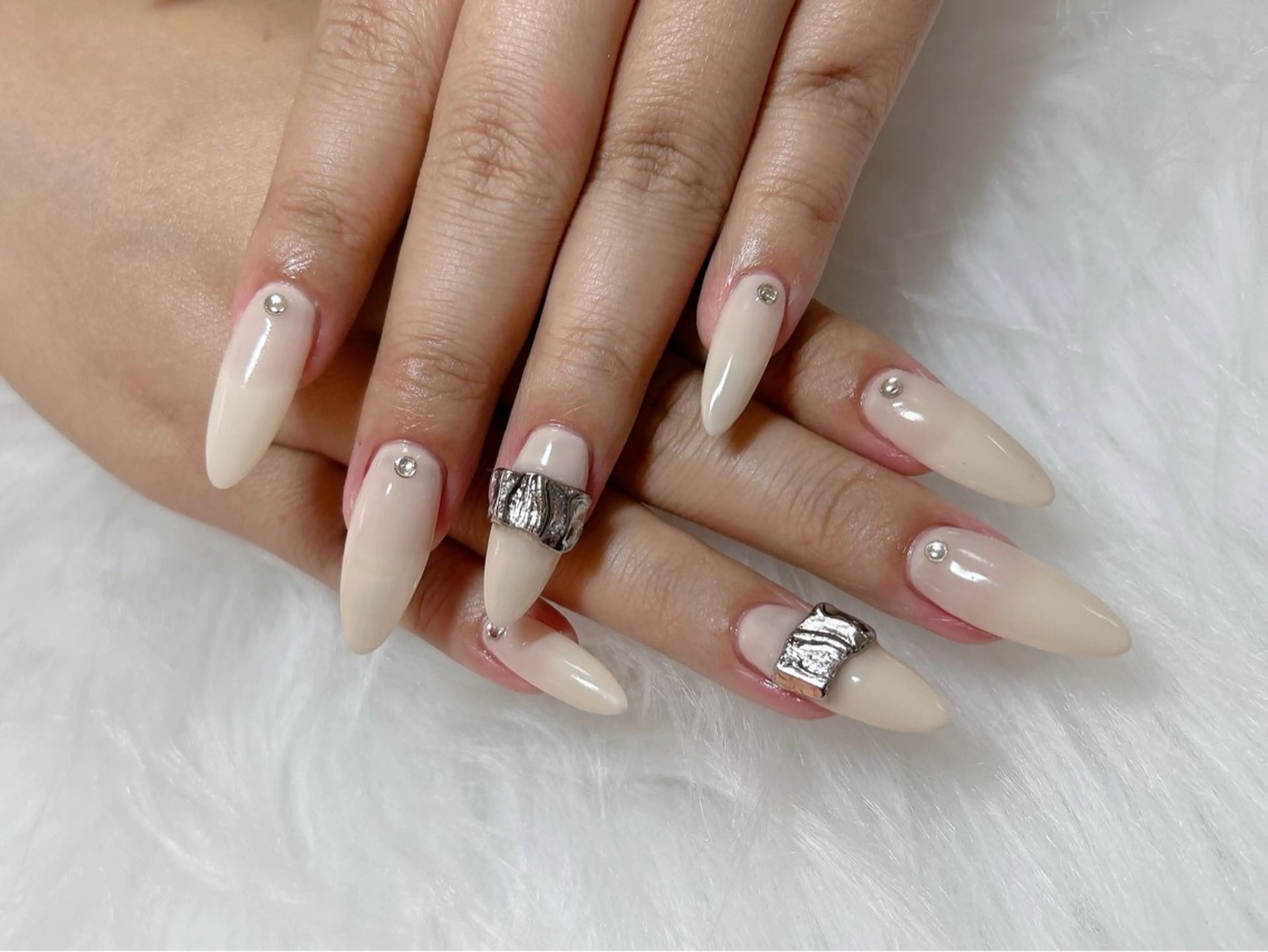 ネイル ワンカラーネイル ストーンネイル ネイルチップ ハンドネイル Moon's🌙💅 Shioriのネイルデザイン