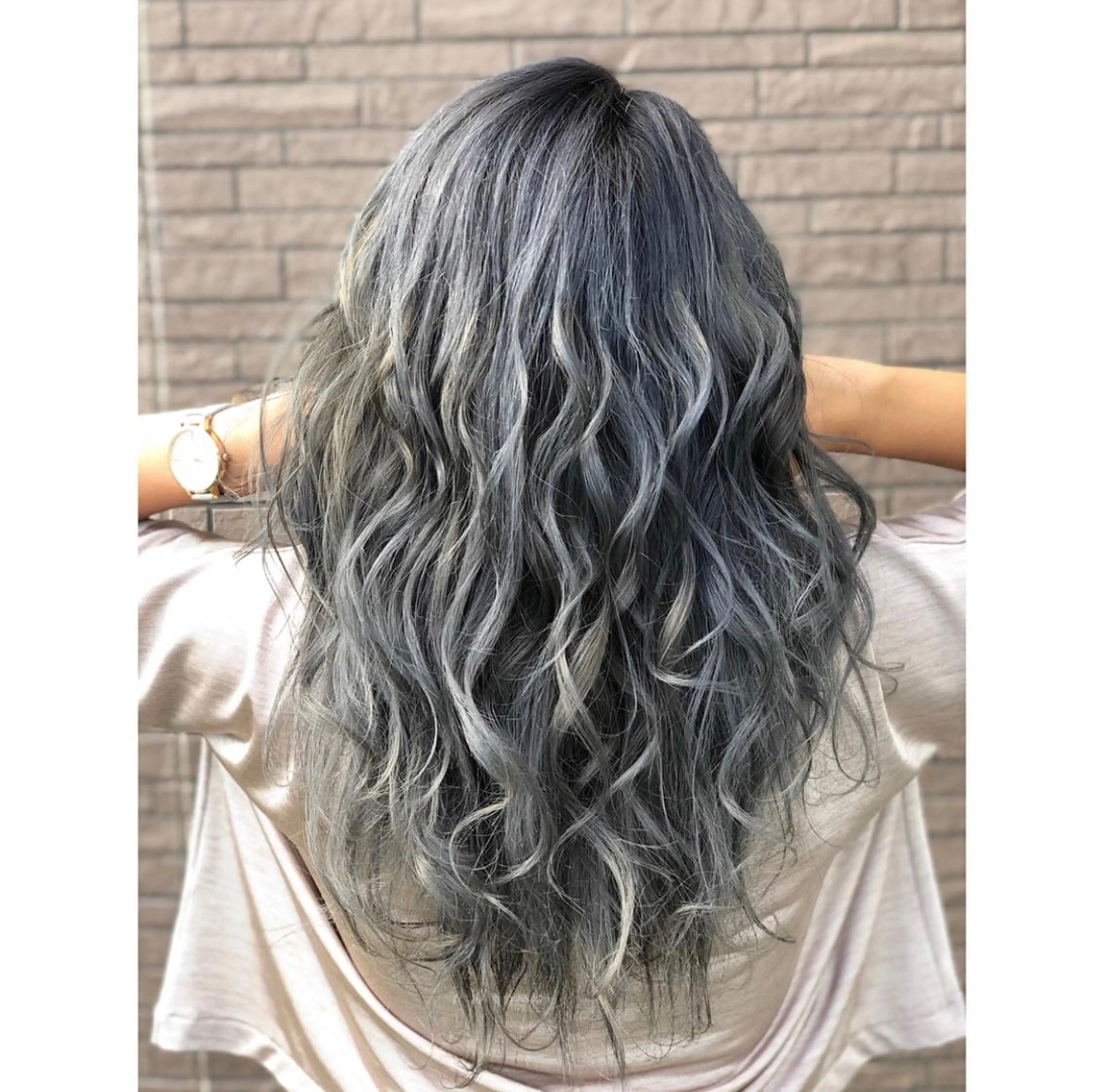 ミディアム カラー ヘアアレンジ バレイヤージュ ブルーカラー ブルージュ デザインカラー グラデーションカラー アンドウ ユウ/ レイヤーカット/韓国のヘアスタイル