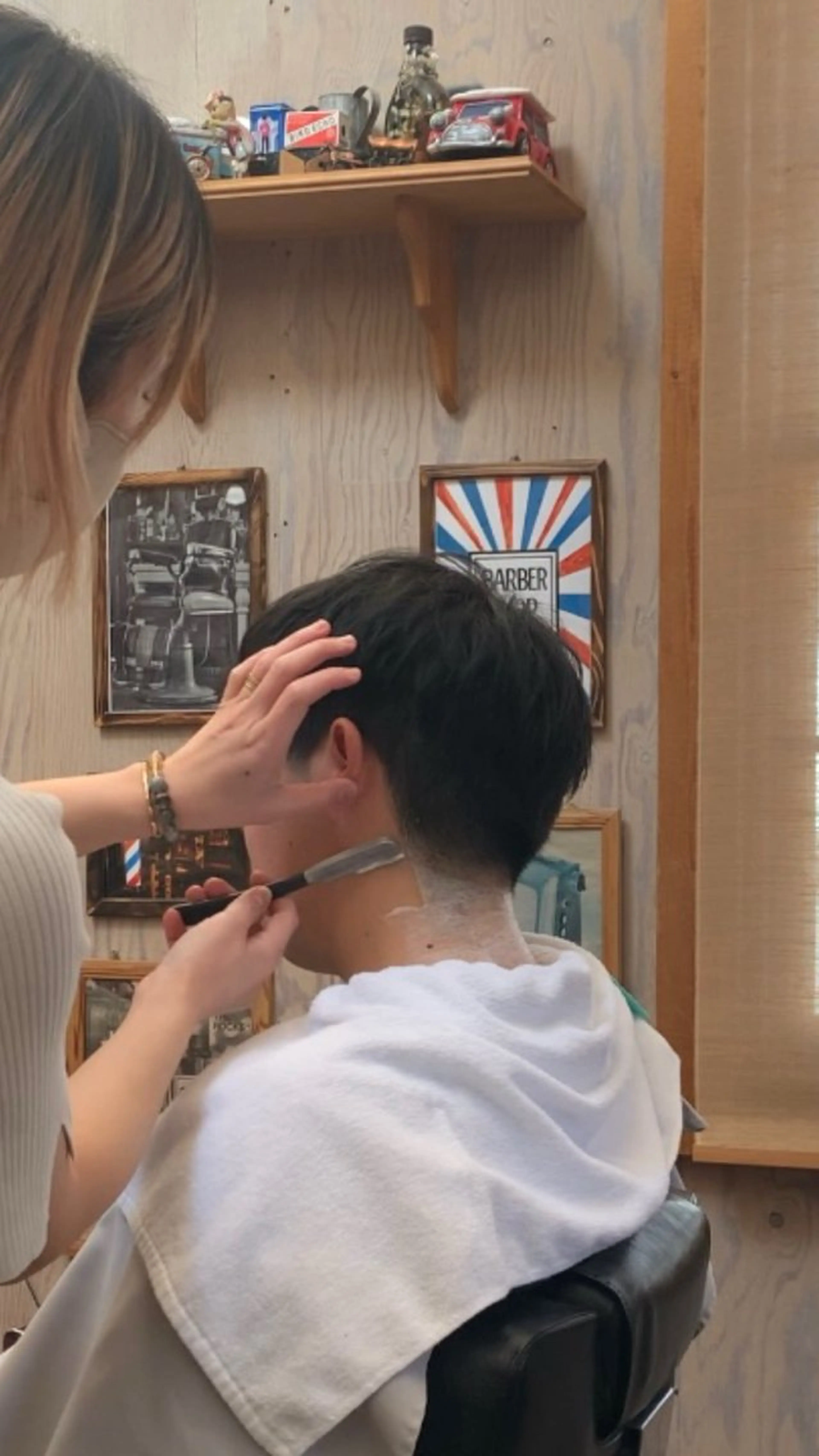 メンズ顔シェービング、襟剃り付きの写真