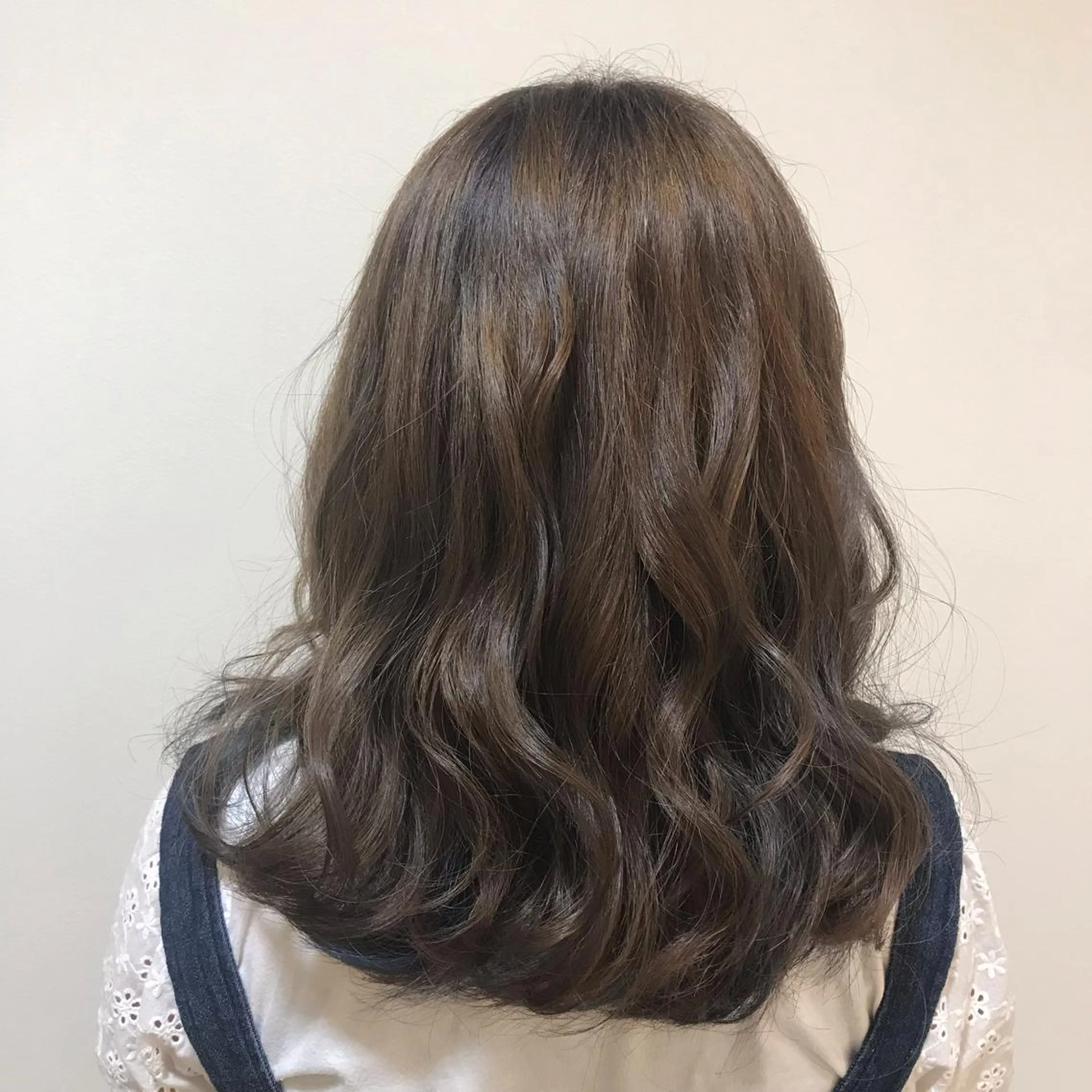 ミディアム 長井 麻帆のヘアスタイル