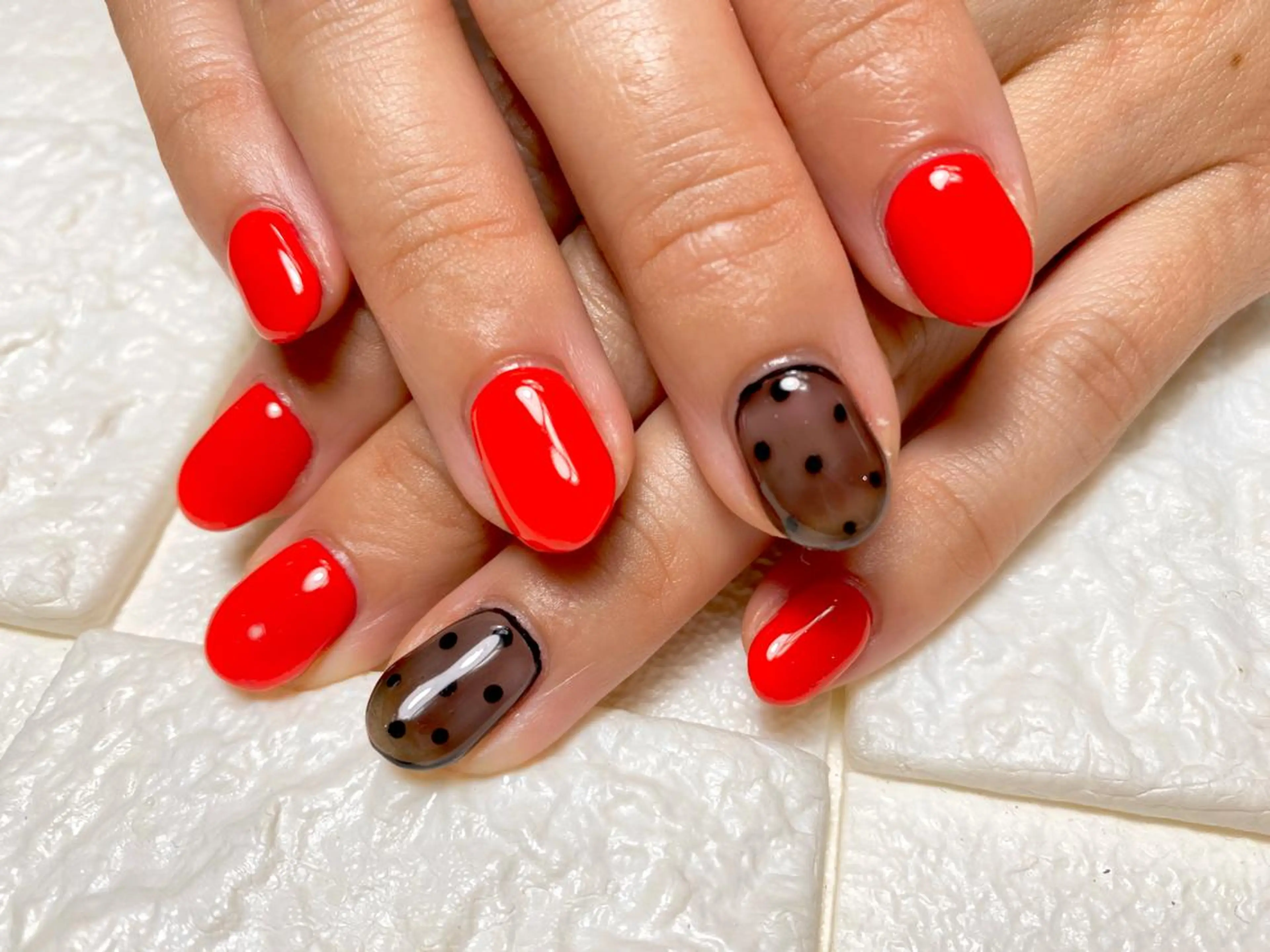 初回ジェルオフ付き)お色選べるアート二本付きネイル『お爪のケア込み』の写真