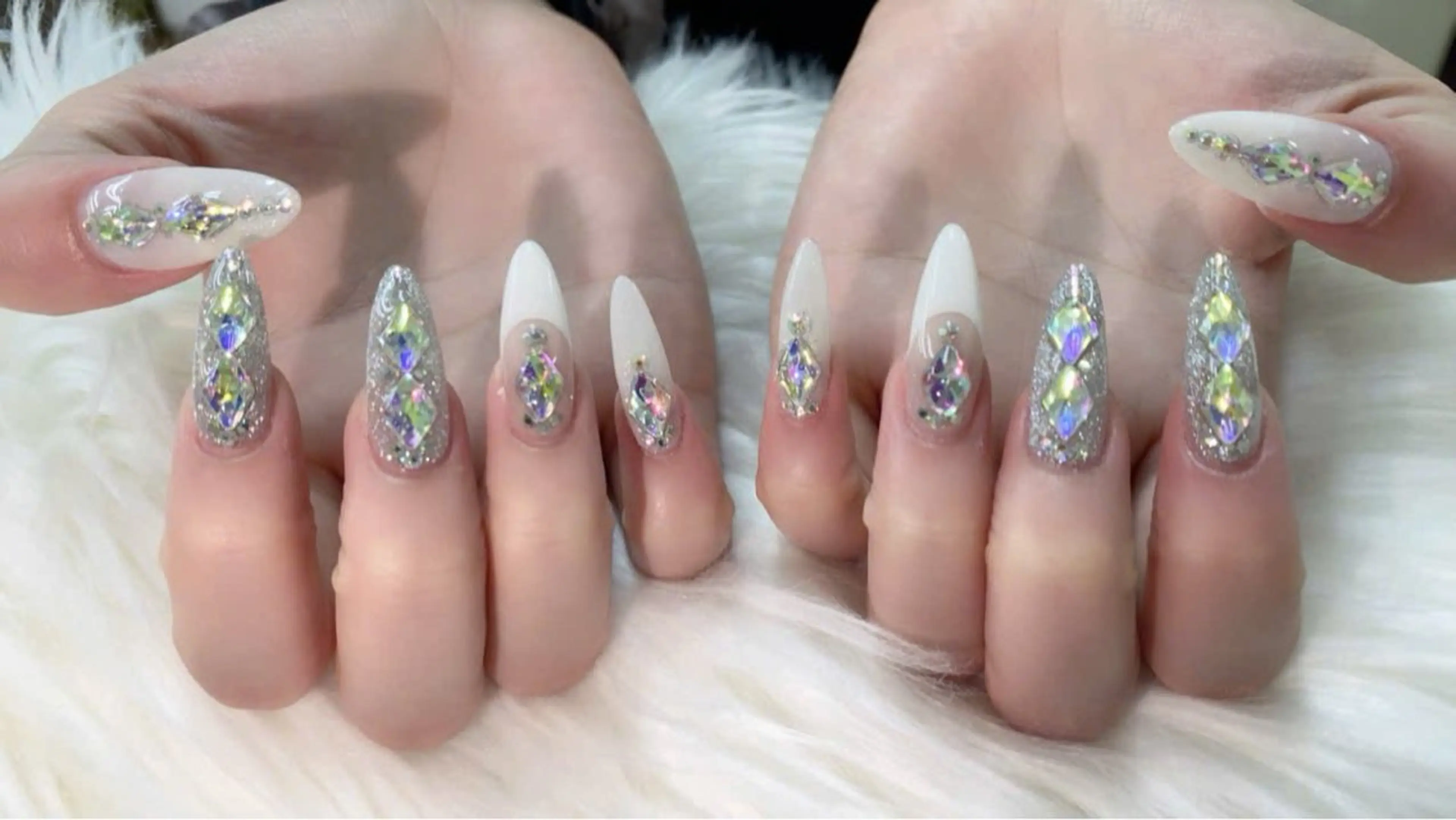 ネイル フレンチネイル グラデーション キラキラネイル 韓国ネイル マグネットネイル ハンドネイル ハンドケア Hara Nail 【パラジェル使用】のネイルデザイン