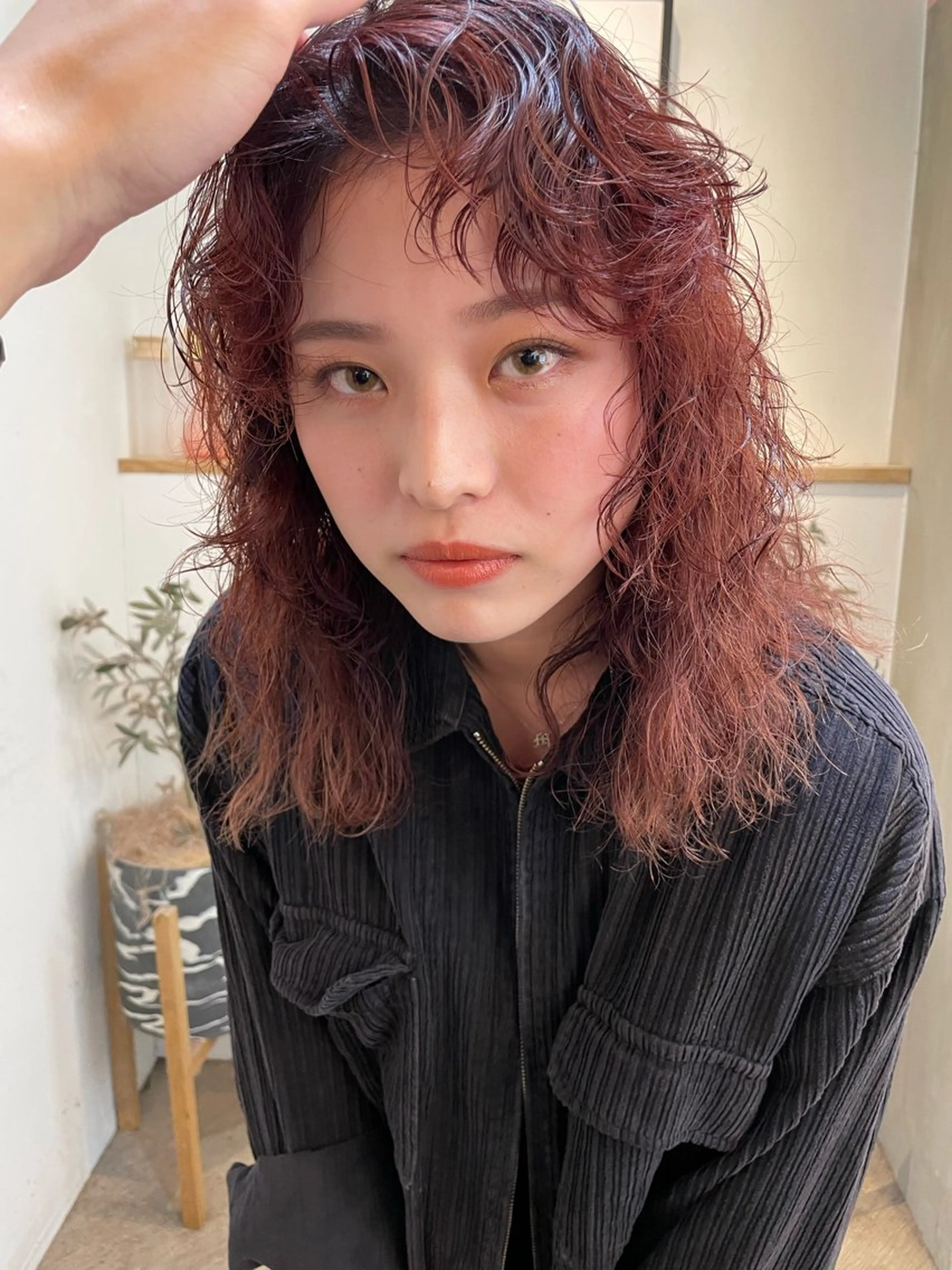 ミディアム カラー パーマ ミディアムパーマ カシス ピンクカラー カット ヘアカラー パーマ トリートメント Kouta/似合わせ /パーマ/カラーのヘアスタイル