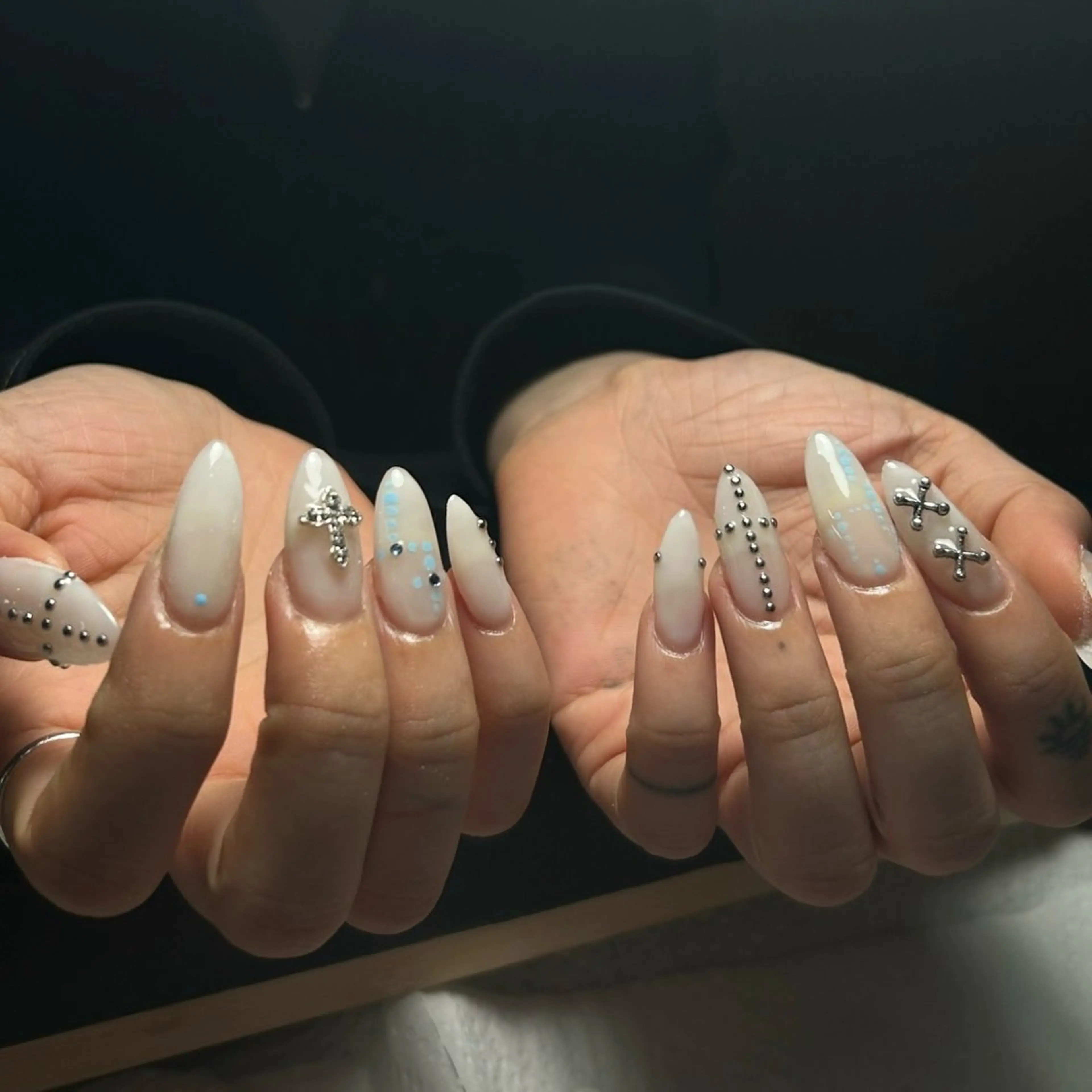 ネイル 韓国ネイル ロングネイル シルバー ホワイト ハンドネイル モンナ CCのネイルデザイン