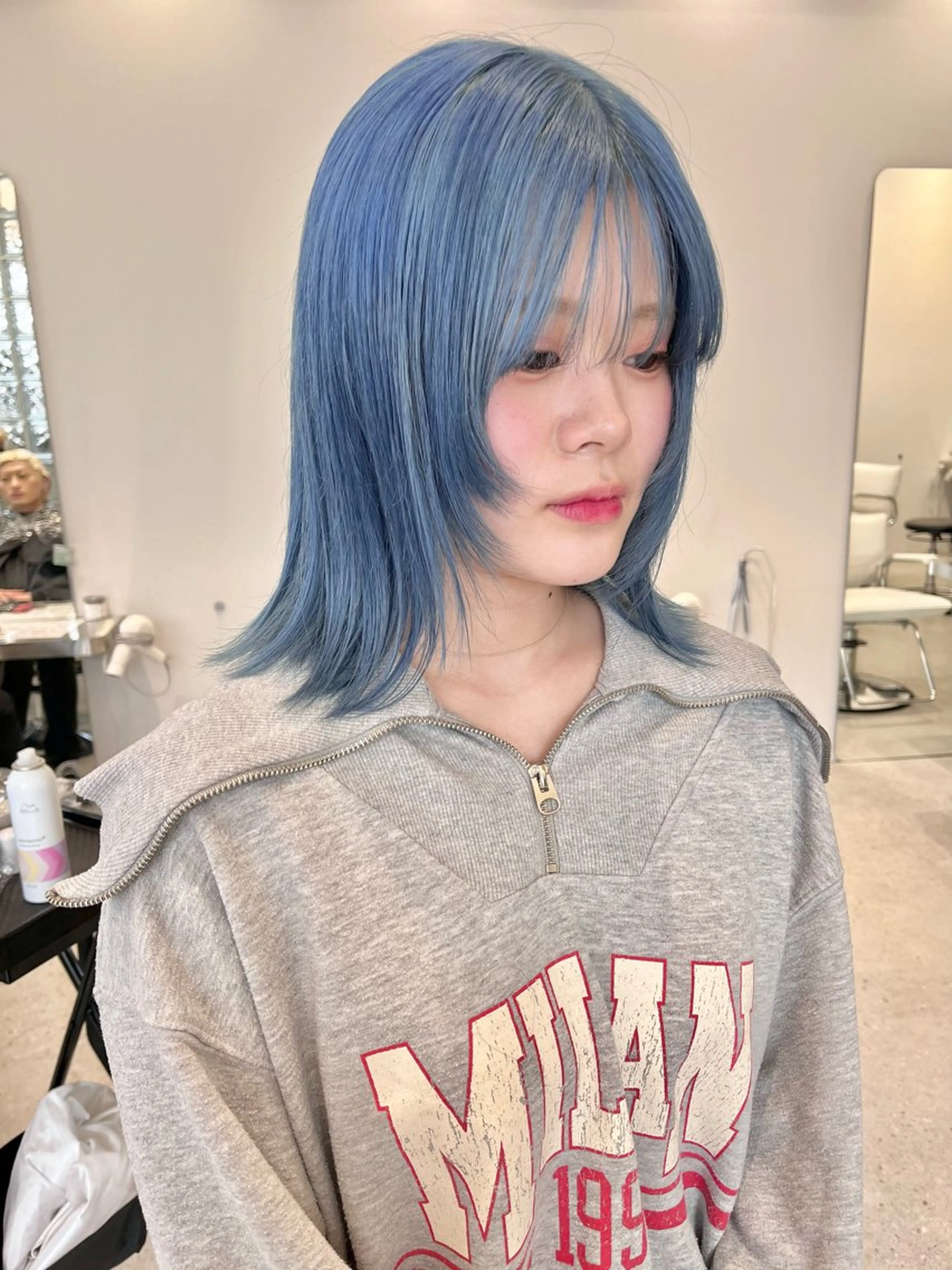 ミディアム カラー ブルーカラー iLi所属・iLi 《イリ》のヘアスタイル