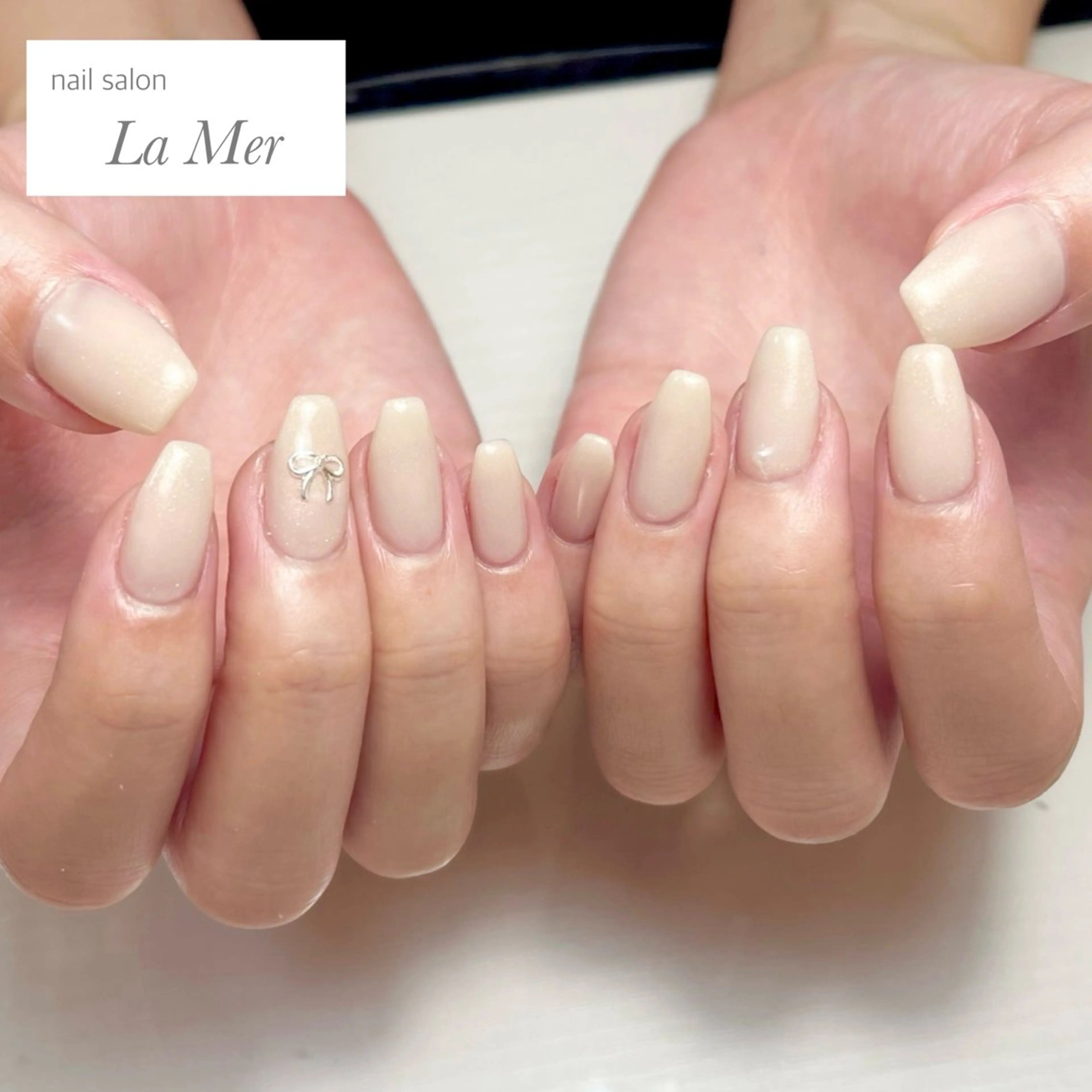 ネイル ラメ(グリッター) オフィスネイル ワンカラーネイル リボン ホワイト ハンドネイル nailsalon La Merのネイルデザイン