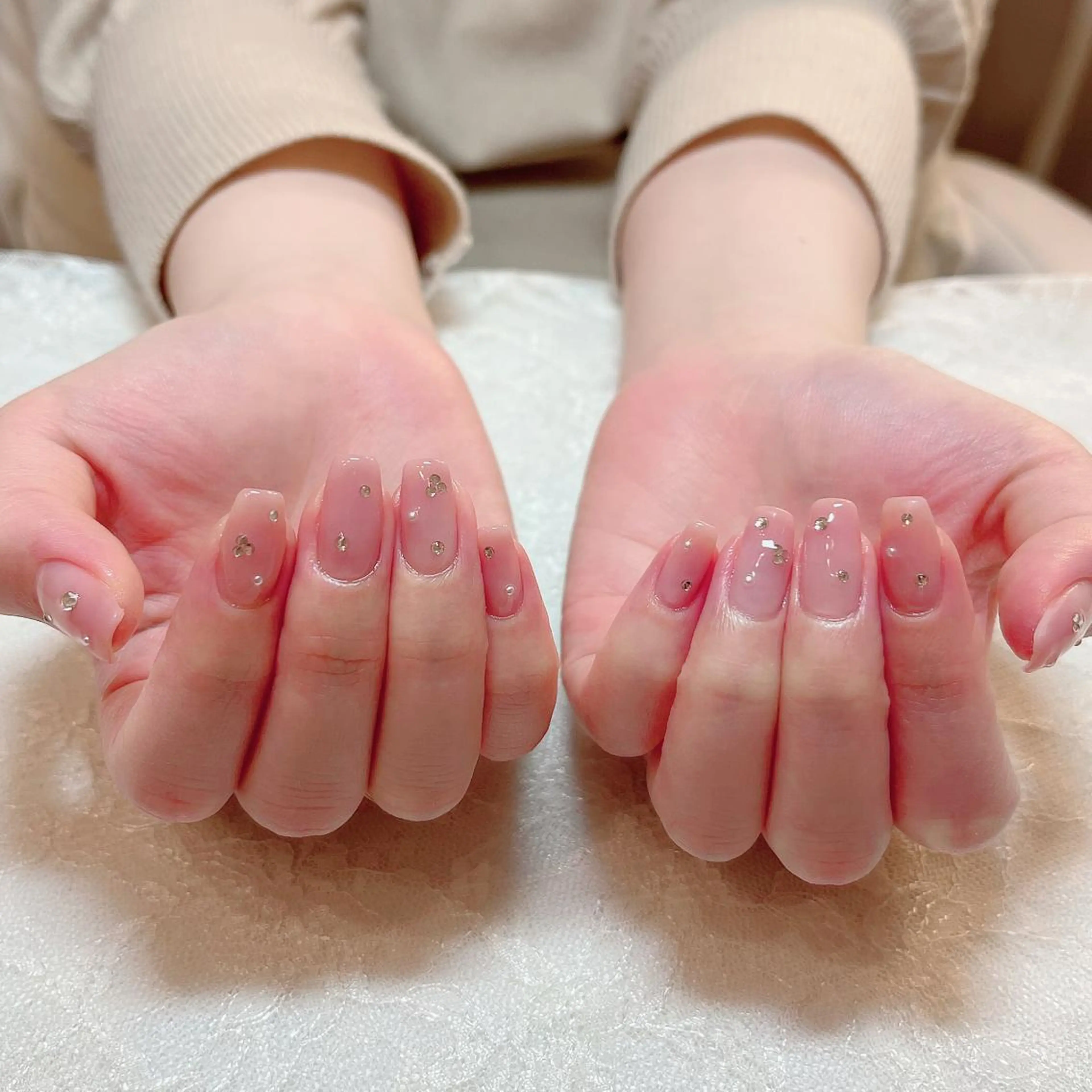 ネイル グラデーション ピンク ピンクベージュ ストーンネイル ハンドケア aoinail所属・aoi nailのネイルデザイン