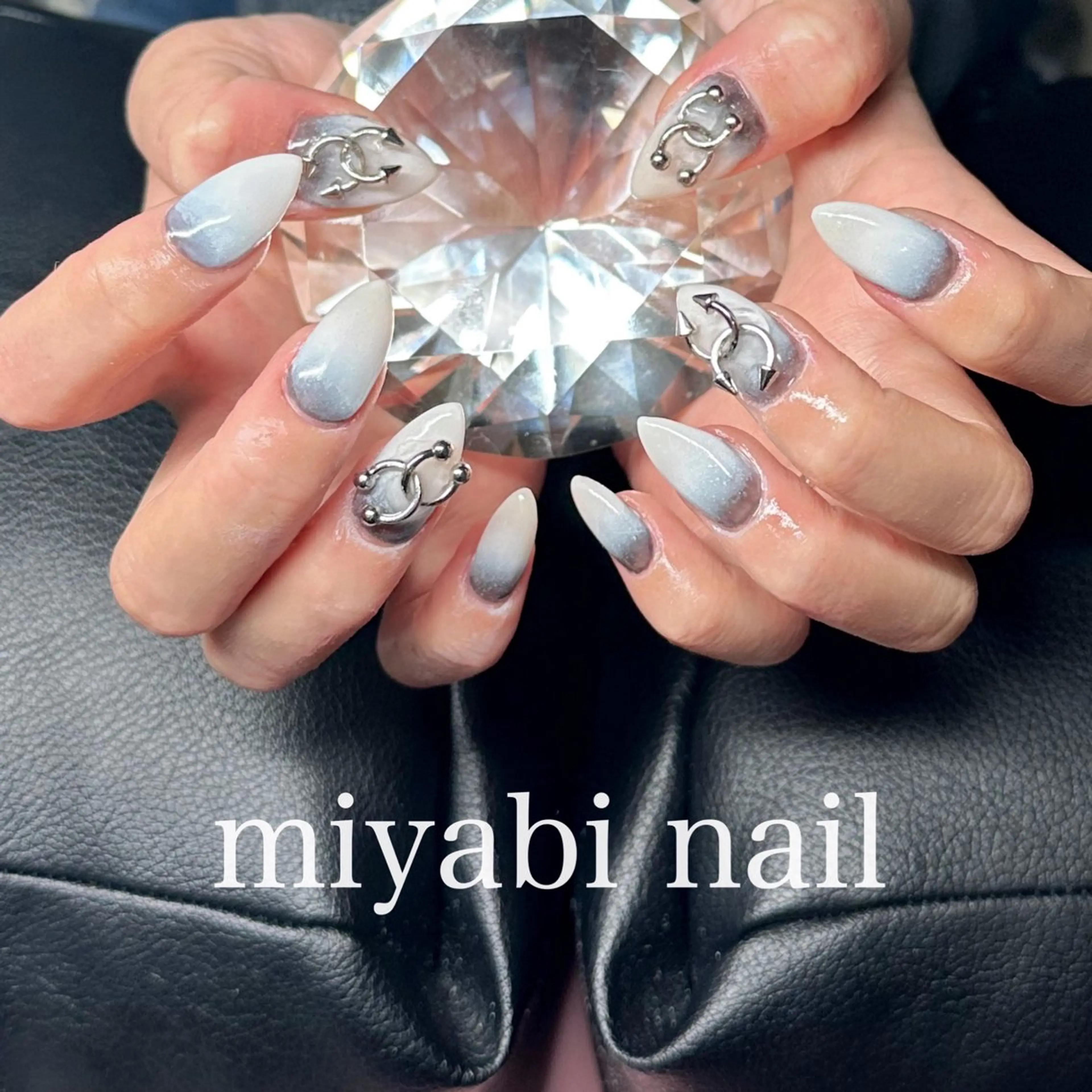 ネイル ジェルネイル グラデーション 持ち込み シルバー ホワイト ハンドネイル miyabi nail 桂川駅近くのネイルデザイン