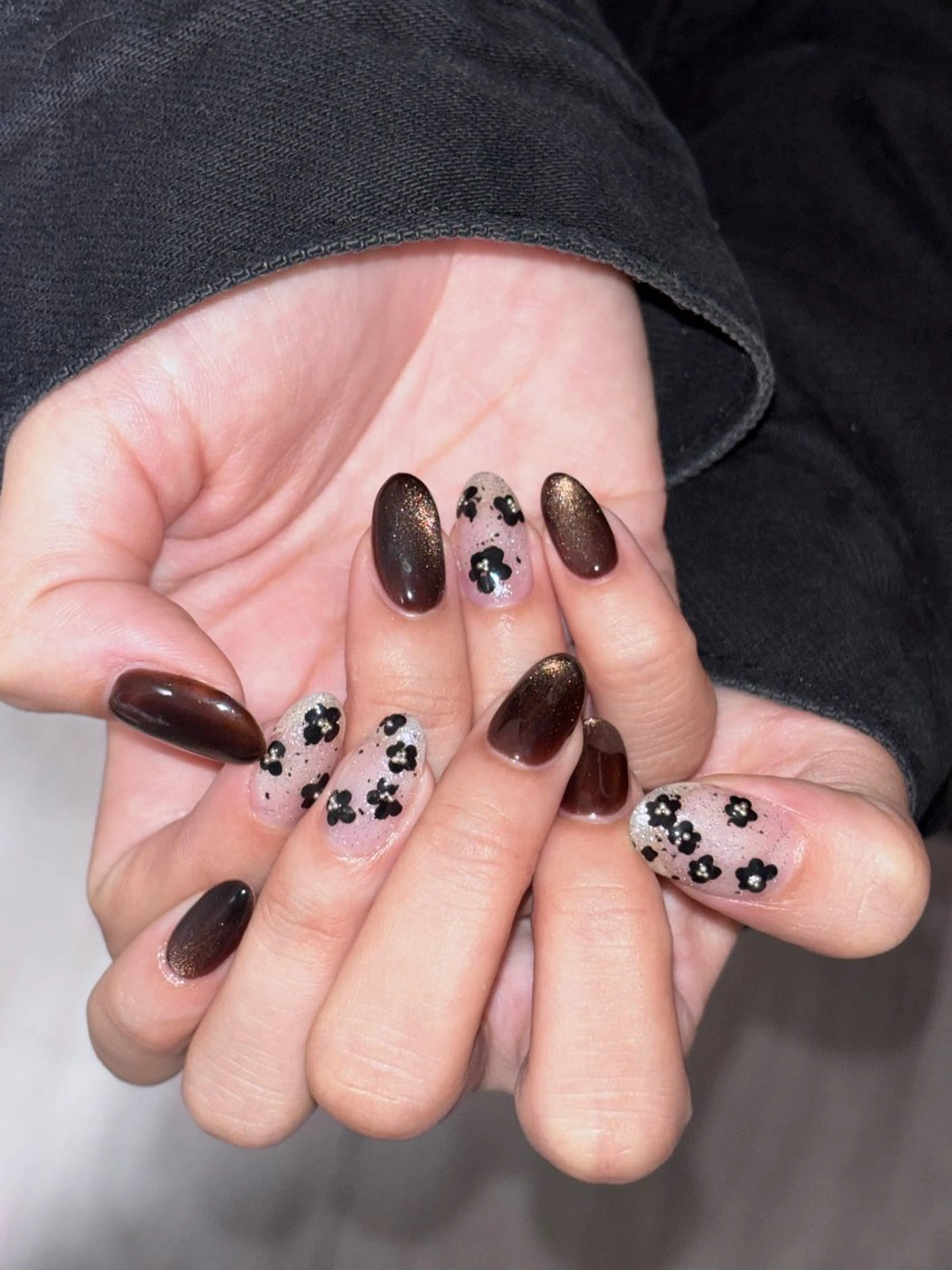 ネイル ブラウン フラワーネイル キラキラネイル 韓国ネイル マグネットネイル 銀河屋の猫所属・銀河屋 の猫のネイルデザイン