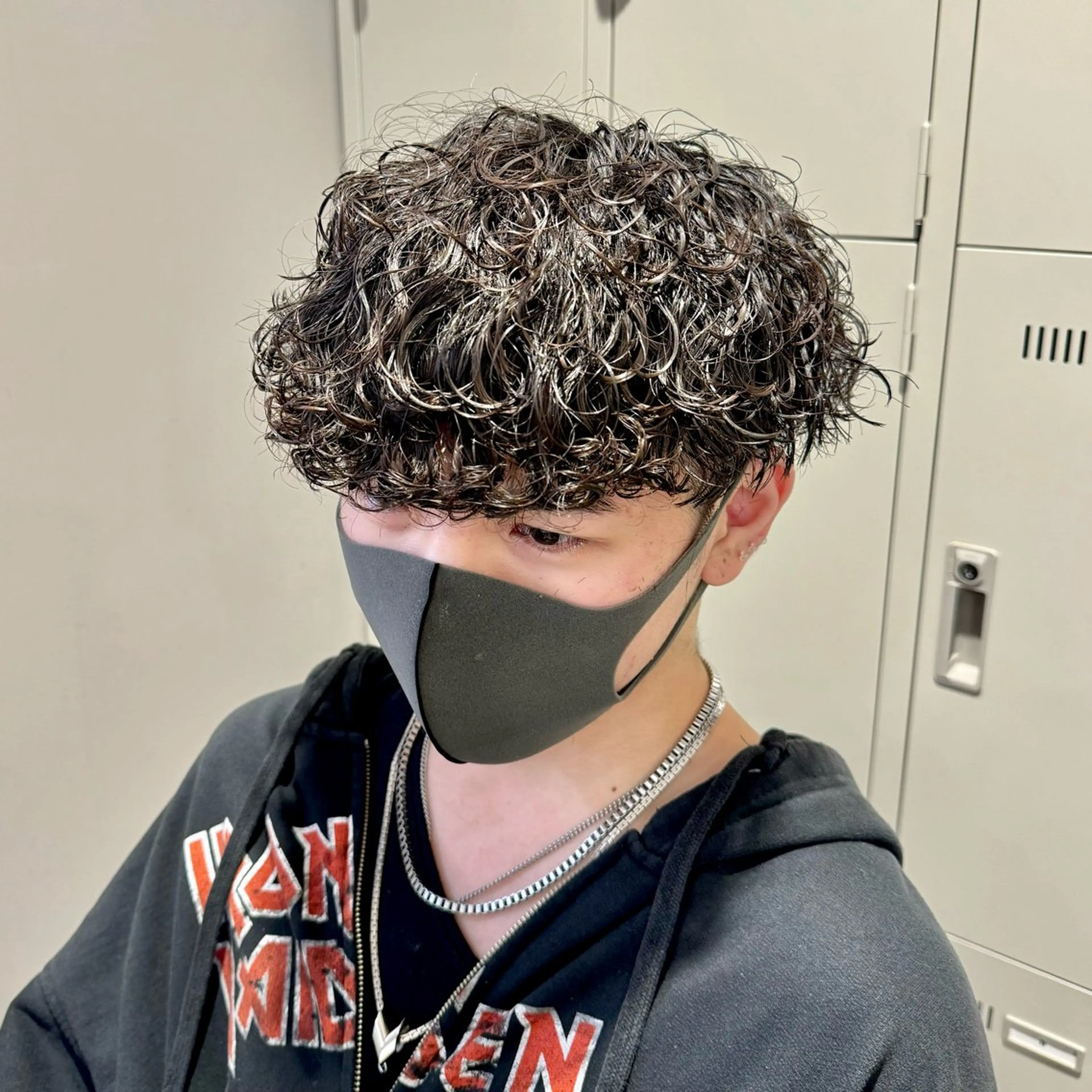 ミディアム パーマ ヘアアレンジ メンズ ミディアムパーマ メンズパーマ 波巻きパーマ 顔まわりカット の達人のヘアスタイル