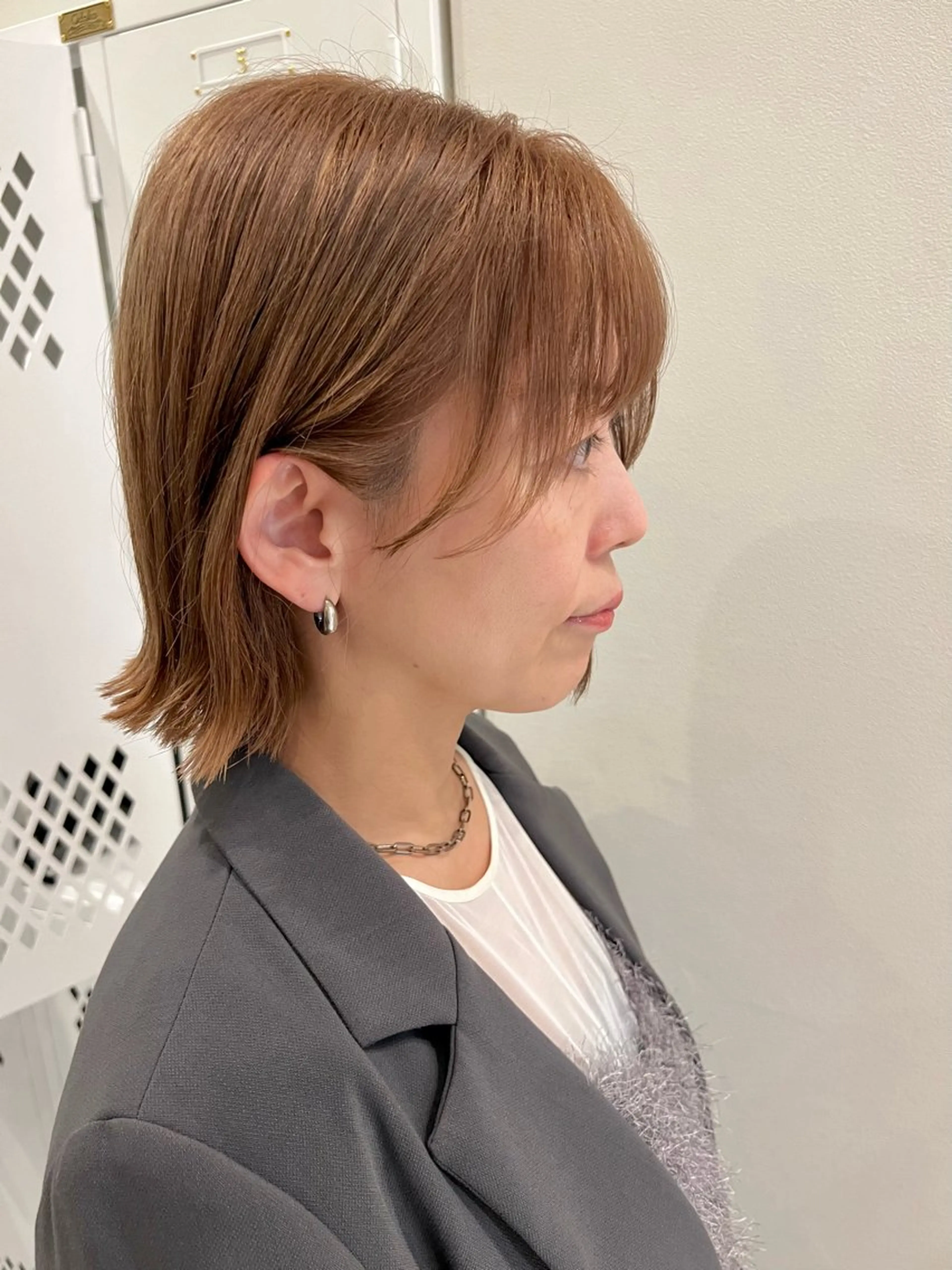 ショート カラー ベージュカラー ミルクティーベージュ ボブ カット ヘアカラー トリートメント レイヤー/韓国 ハイトーン興津史弥のヘアスタイル