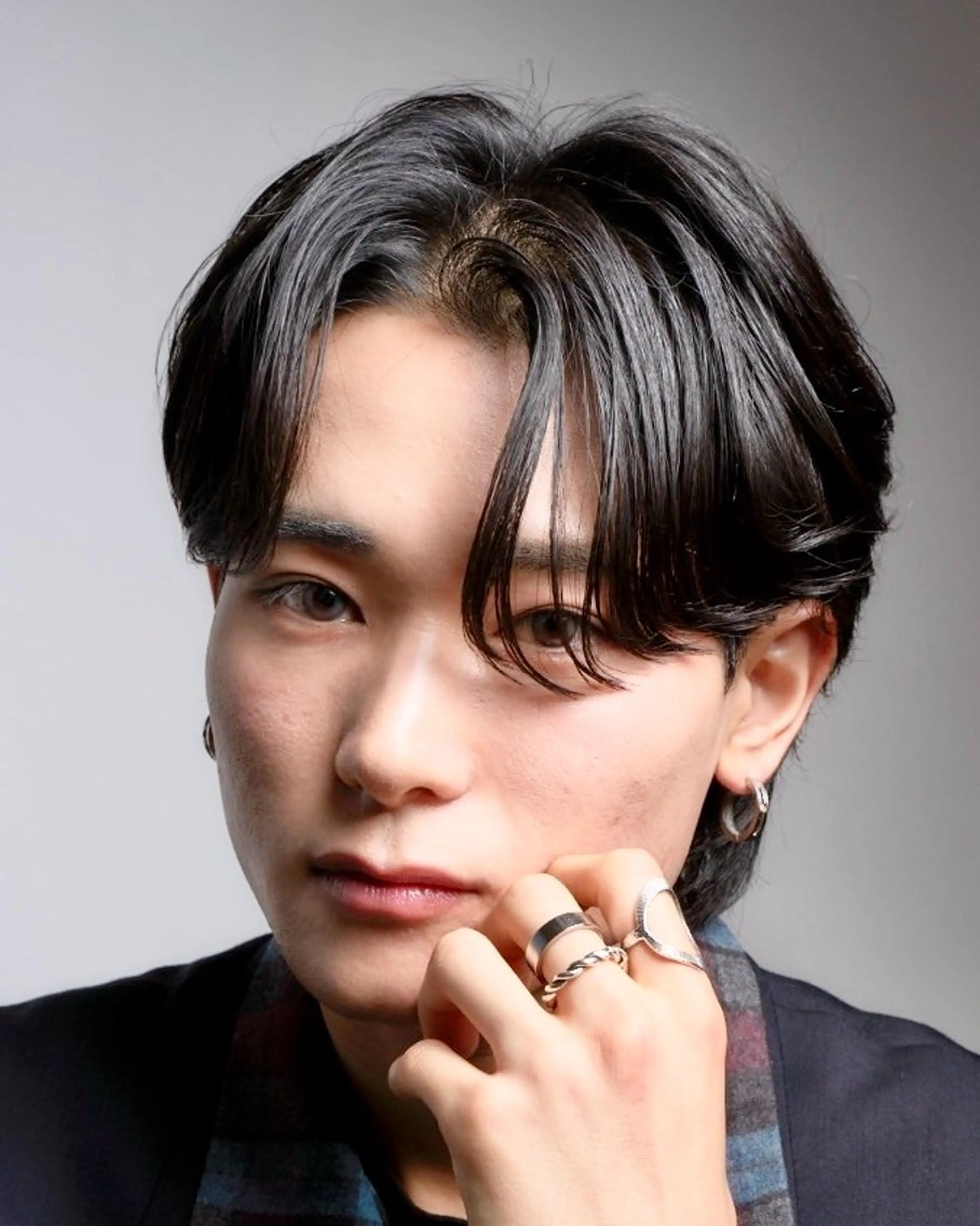 ミディアム パーマ メンズ ミディアムパーマ アップバング メンズブリーチ センターパート メンズパーマ カット トリートメント スパイキーショート メンズ特化/鈴木美璃のヘアスタイル