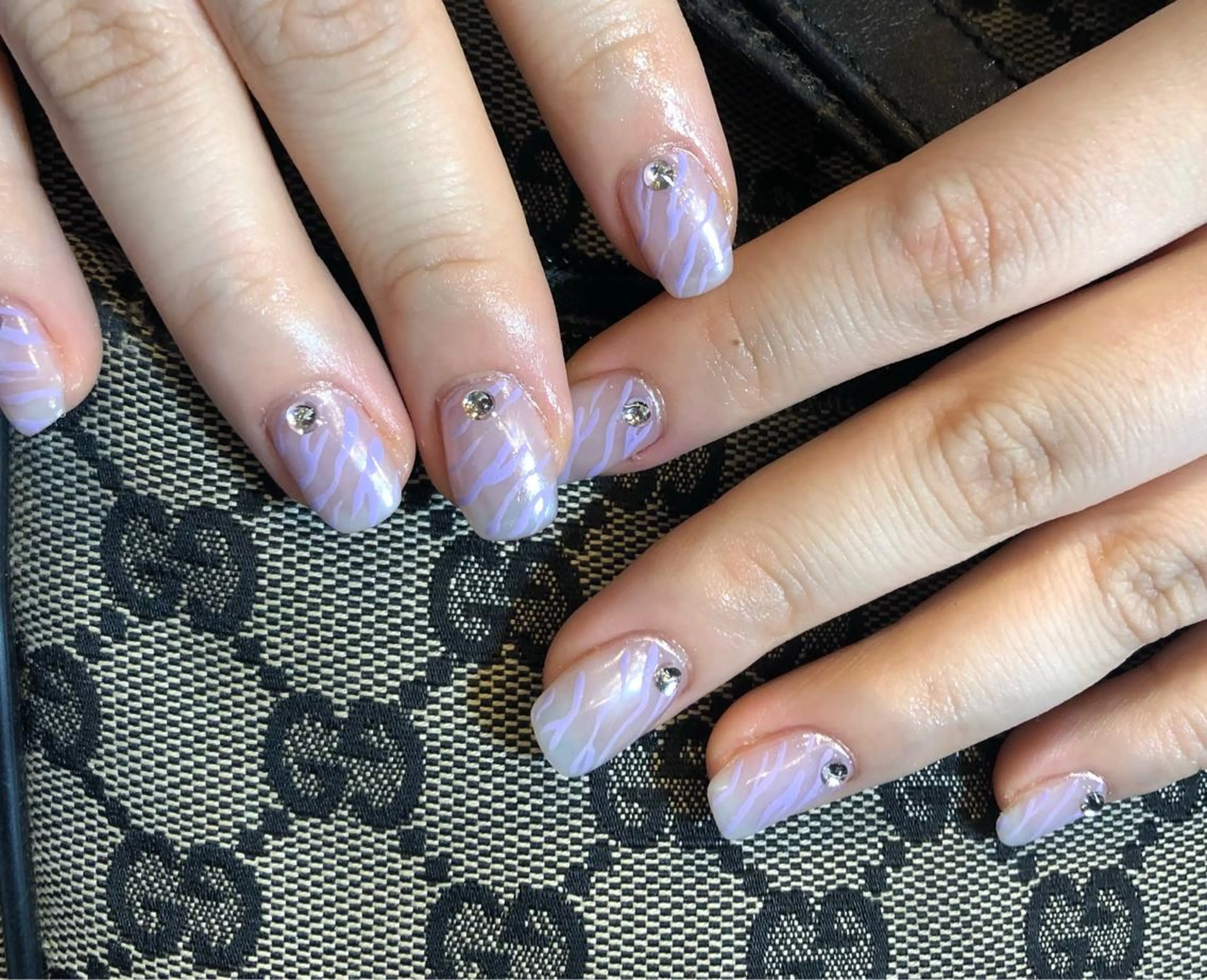 ネイル アニマル柄 オーロラネイル ラメ(グリッター) ホワイト ハンドネイル ☽ ☾のネイルデザイン