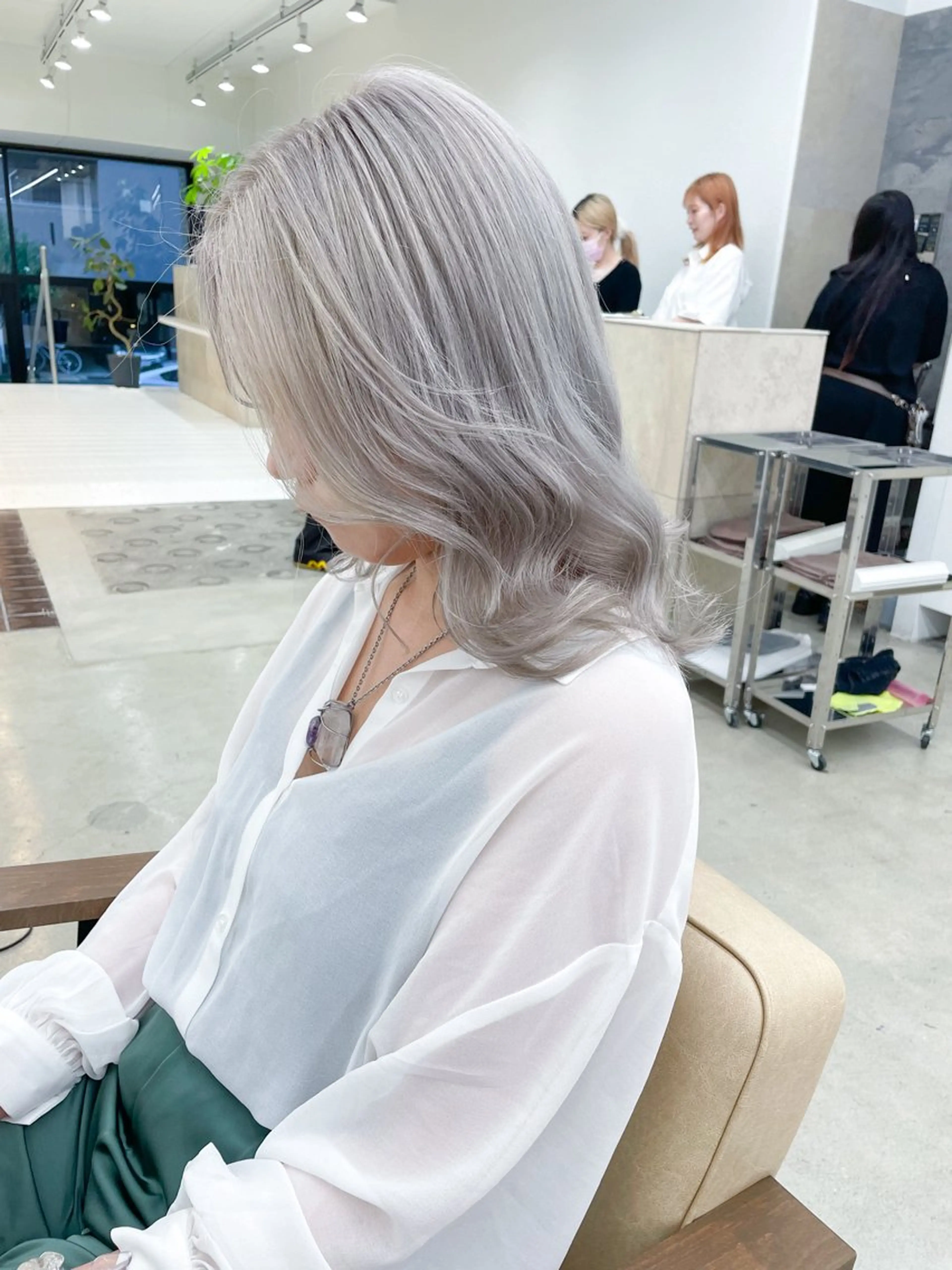 ミディアム カラー ブリーチ ケアブリーチ ハイトーンカラー シルバー ホワイトシルバー ハイトーン/レイヤー /ケアブリーチ石川治のヘアスタイル