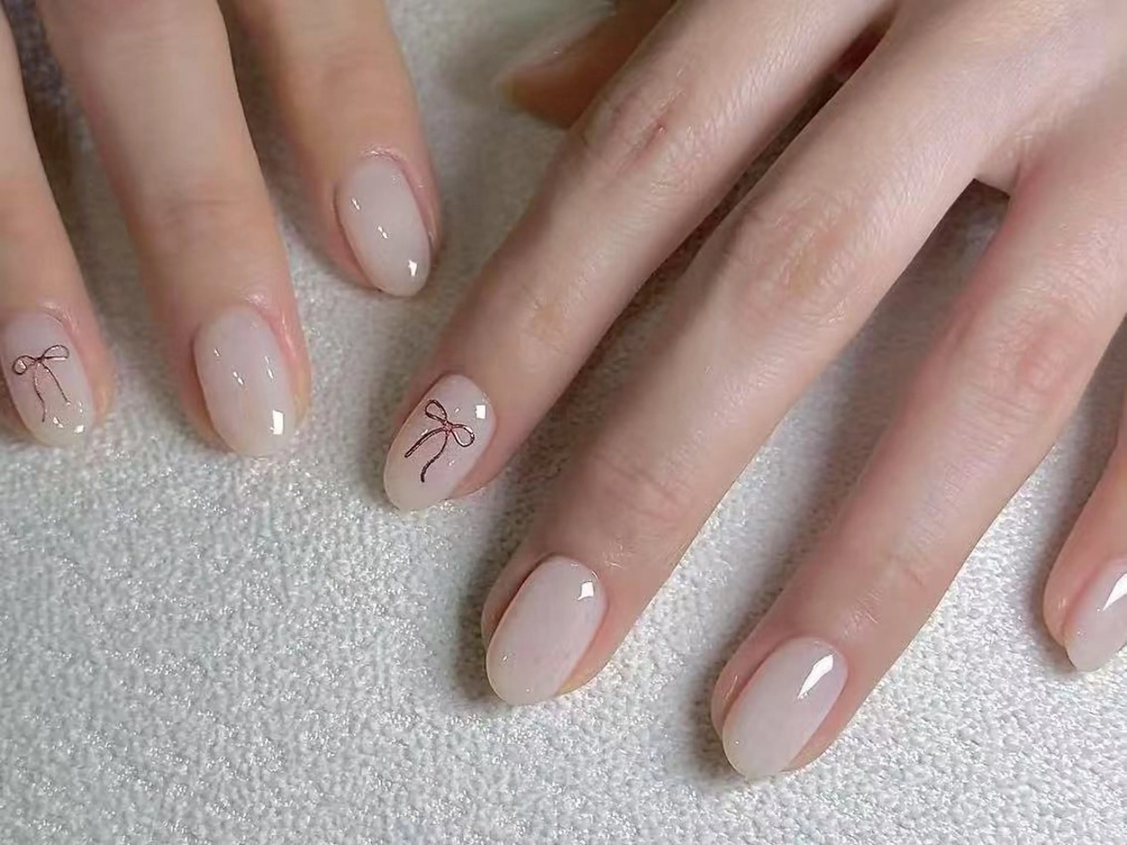 ネイル アートネイル ワンカラーネイル リボン シンプルネイル ホワイト ハンドネイル ハンドケア DarkHoney 池袋店のネイルデザイン