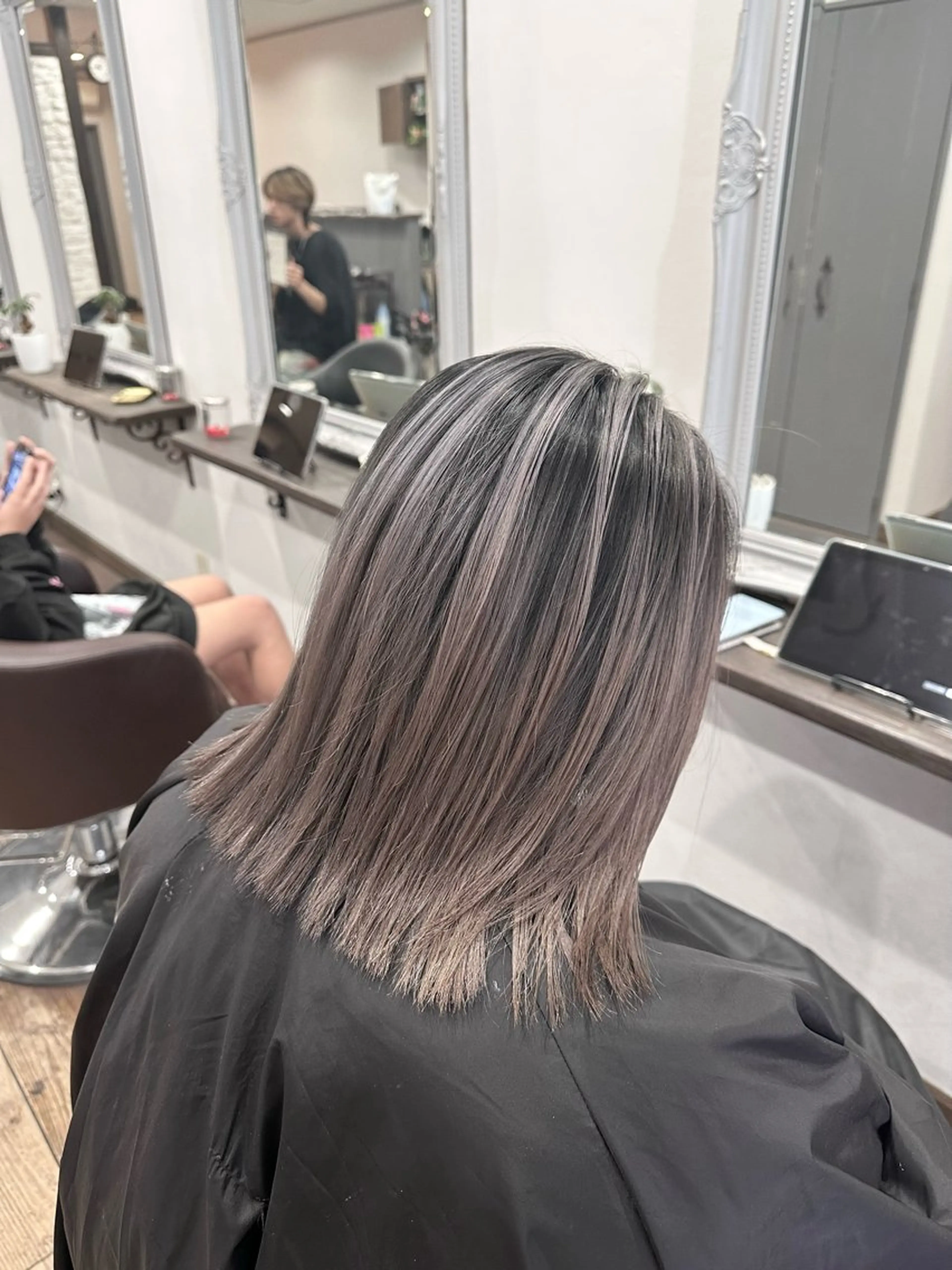 ミディアム レイヤーカット カット ヘアカラー トリートメント _White広島所属・バレイヤージュ 隅中秀弥のヘアスタイル