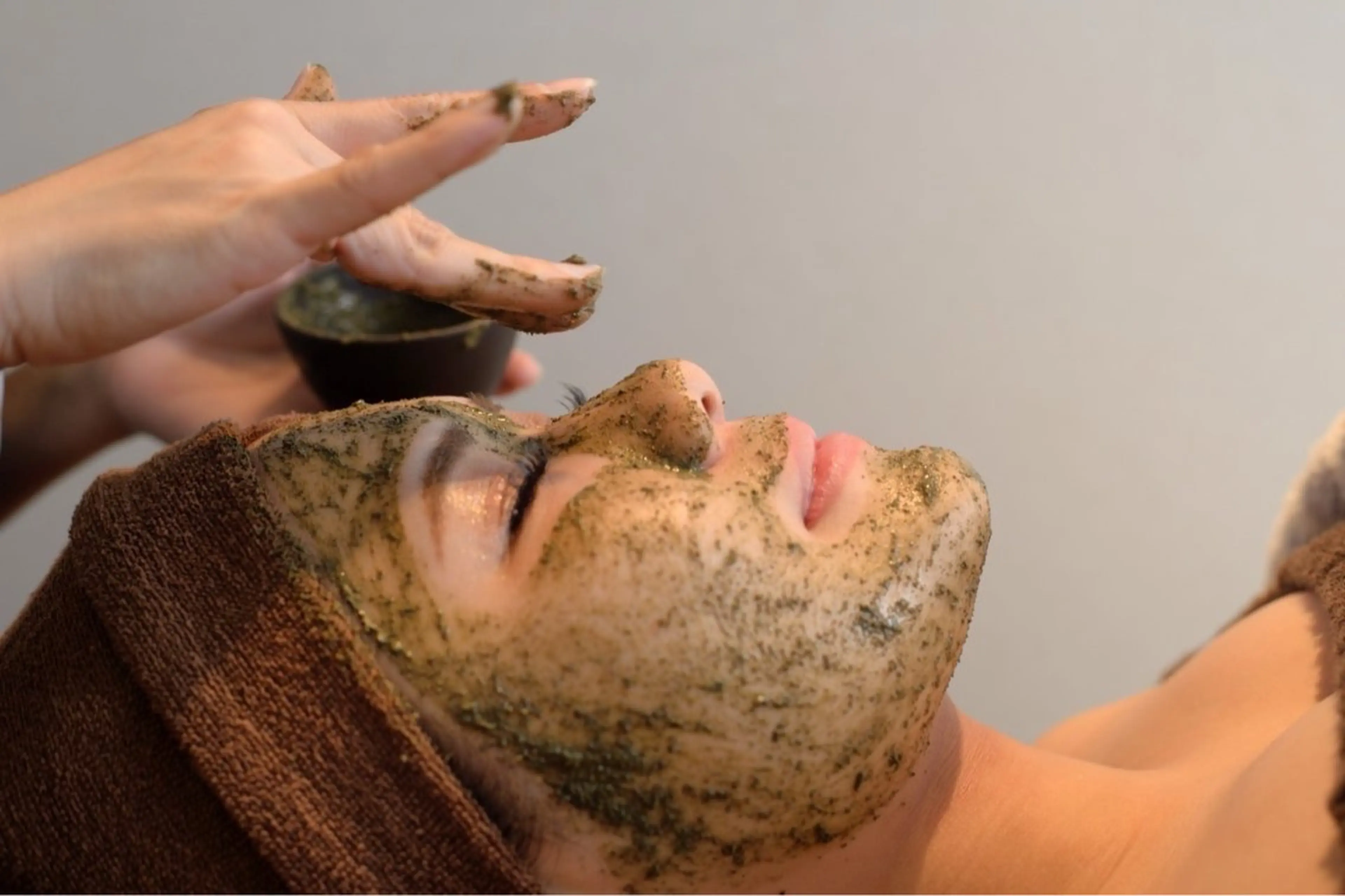 ハーブピーリング/韓国肌管理/フェイシャル/毛穴洗浄/眉毛/顔脱毛【糸脱毛専門】rev所属・ハーブピーリング🌹 毛穴洗浄❤️眉waxのエステ・リラクイメージ