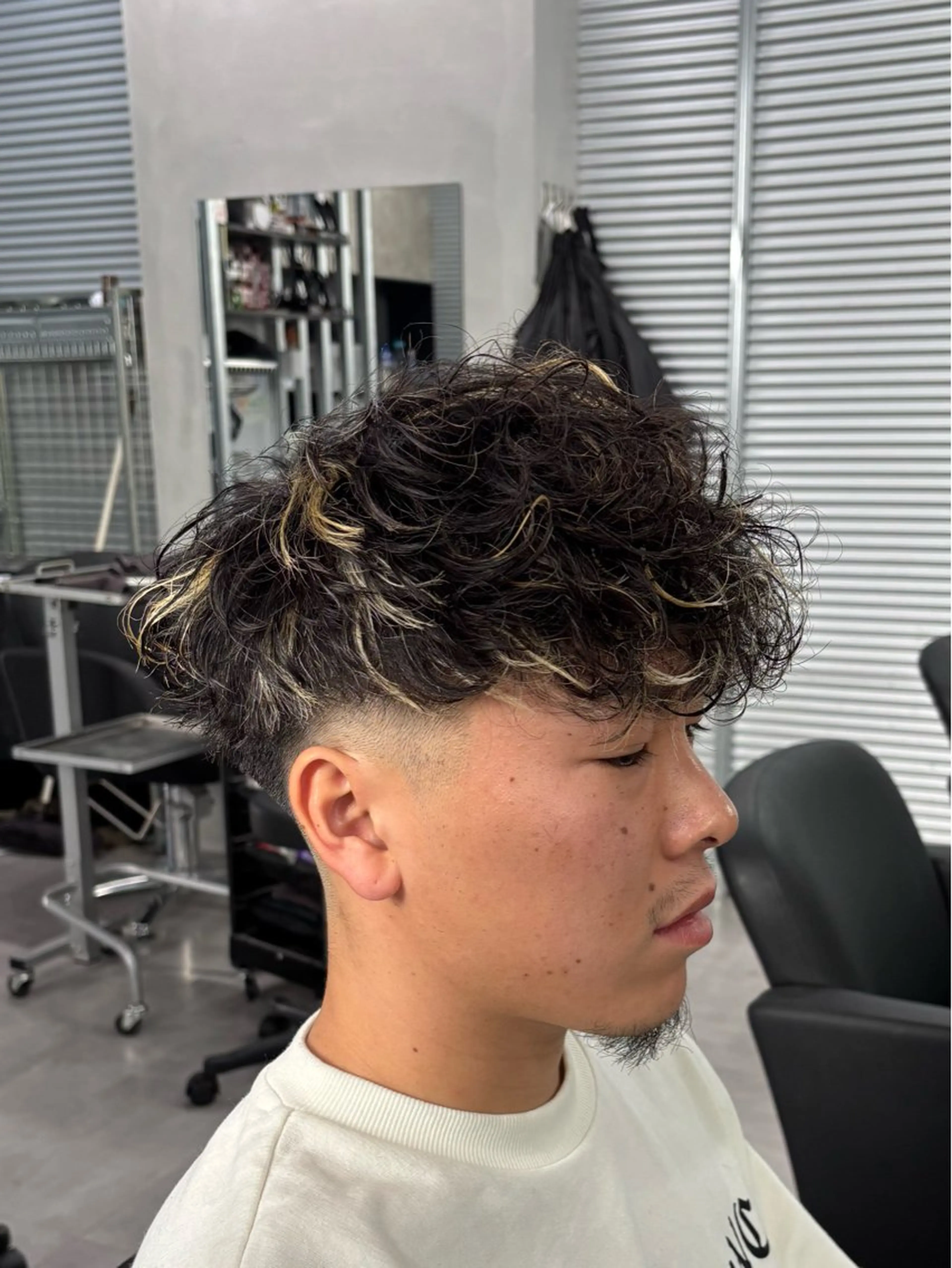 カラー パーマ メンズ メンズメッシュ メンズパーマ スペインカール メッシュ 波巻き/ツイスパ/ 短髪/鈴木俊也のヘアスタイル