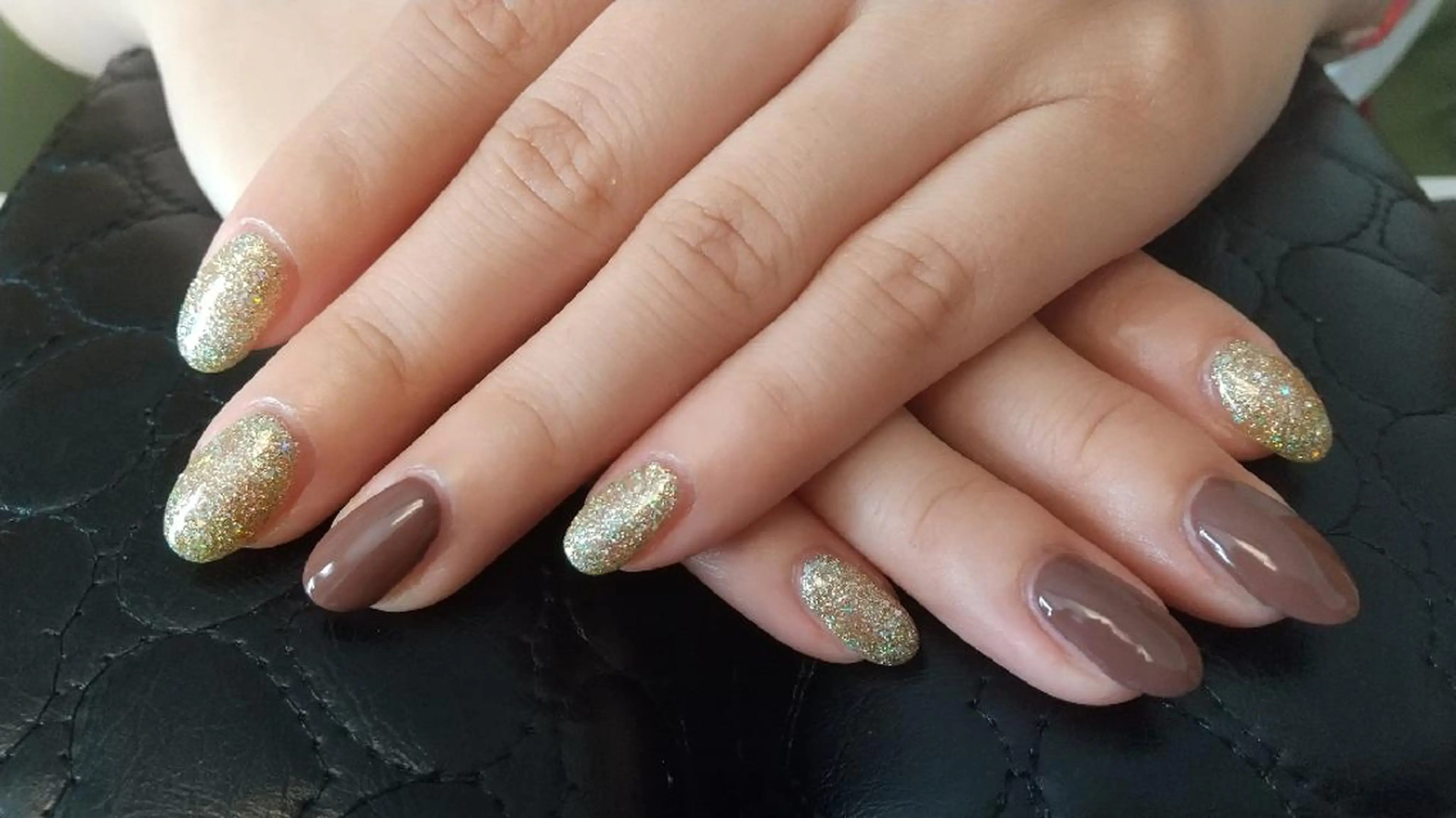 ネイル ブラウン ゴールド キラキラネイル haru  nailのネイルデザイン