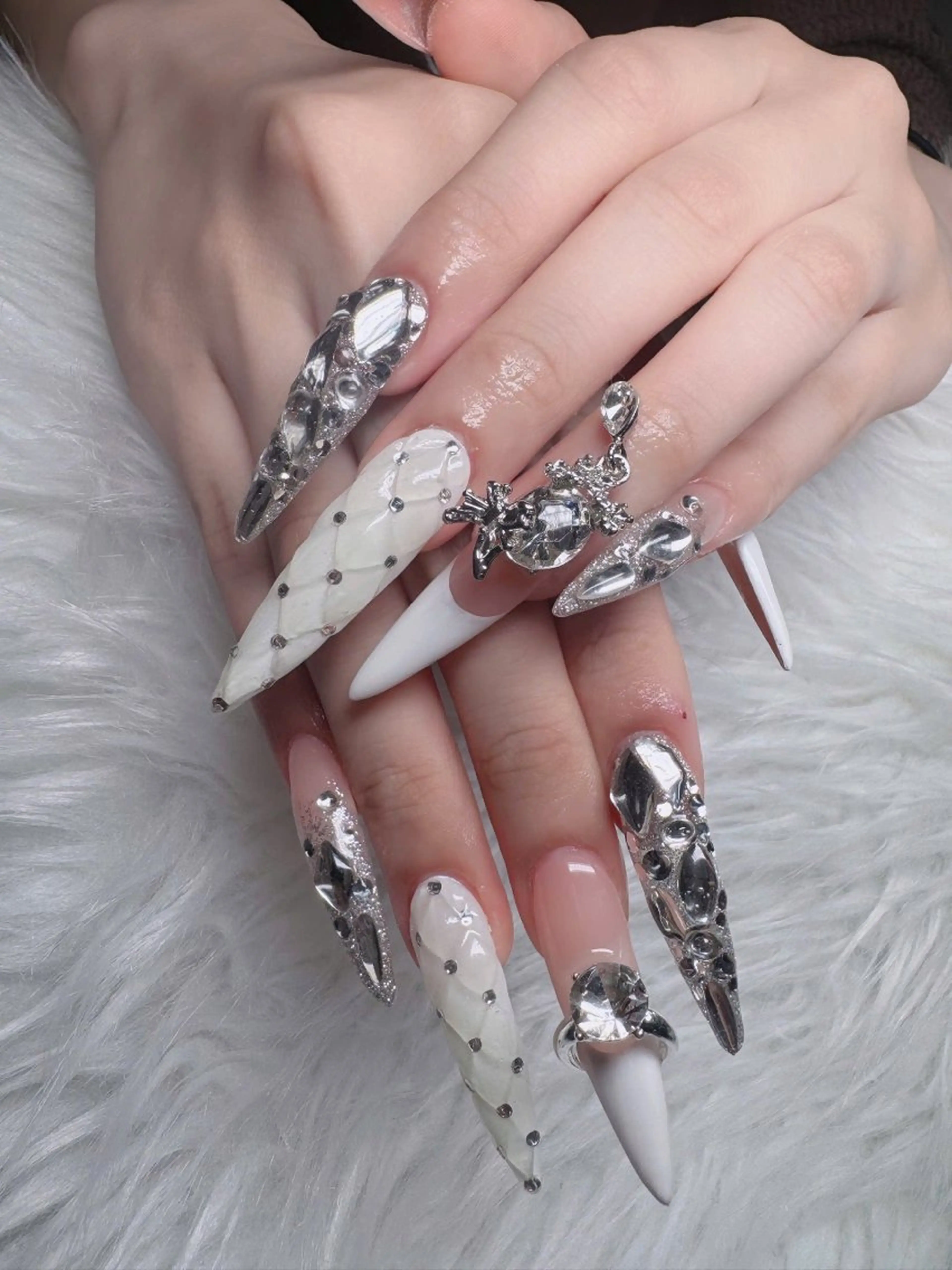 ネイル オーロラネイル フレンチネイル ジェルネイル ハロウィン キラキラネイル ハンドネイル H.baby Nail Salonのネイルデザイン