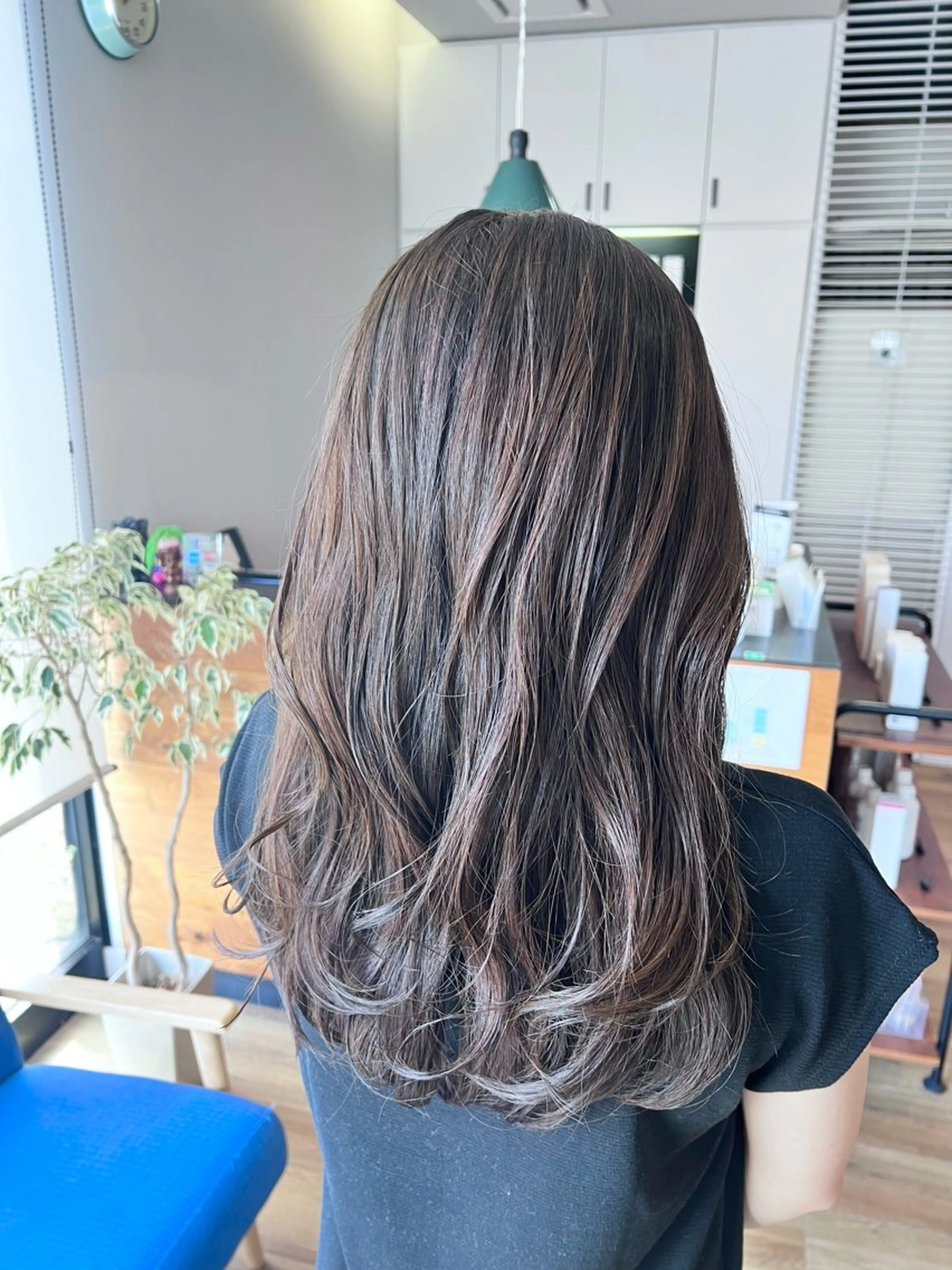 ロング カラー グレージュ オリーブグレージュ オリーブグレー オレンジ カット ヘアカラー トリートメント ツキダテ ユイのヘアスタイル