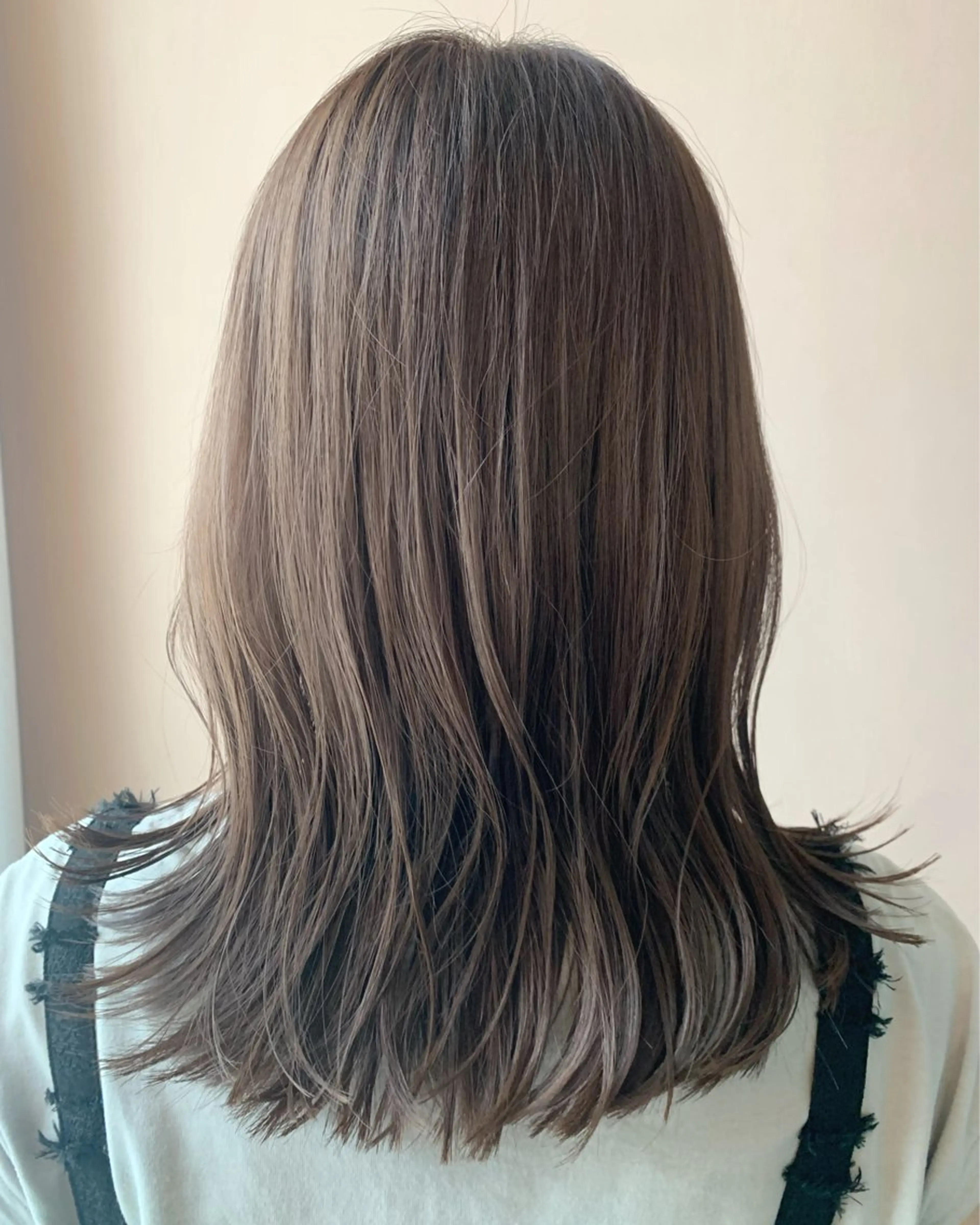 セミロング カラー ブリーチ グレージュ ラベンダーカラー ラベンダーグレージュ ラベンダーグレー hub hair レイヤー/透明感のヘアスタイル