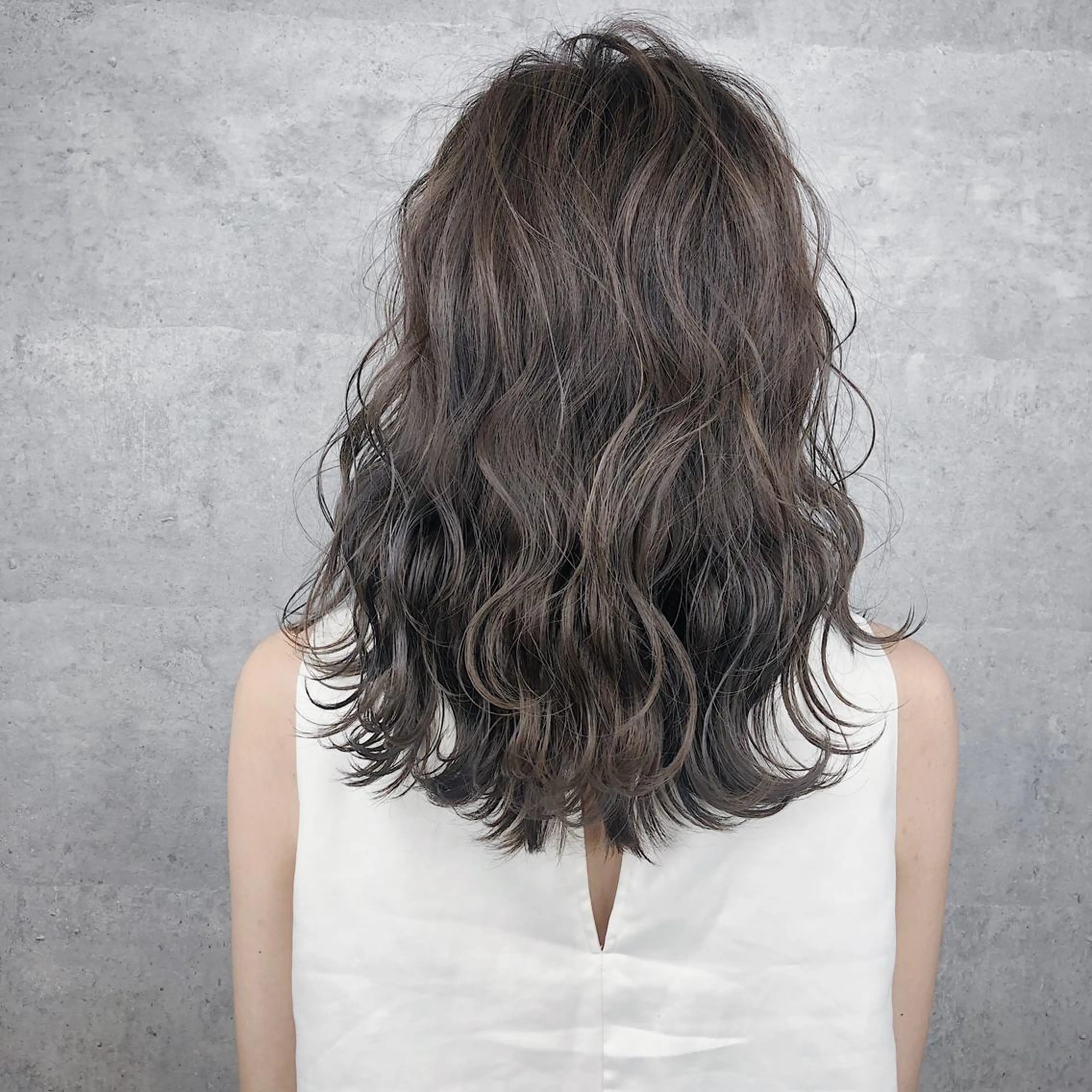 ミディアム カラー _WHITE 天王寺のヘアスタイル