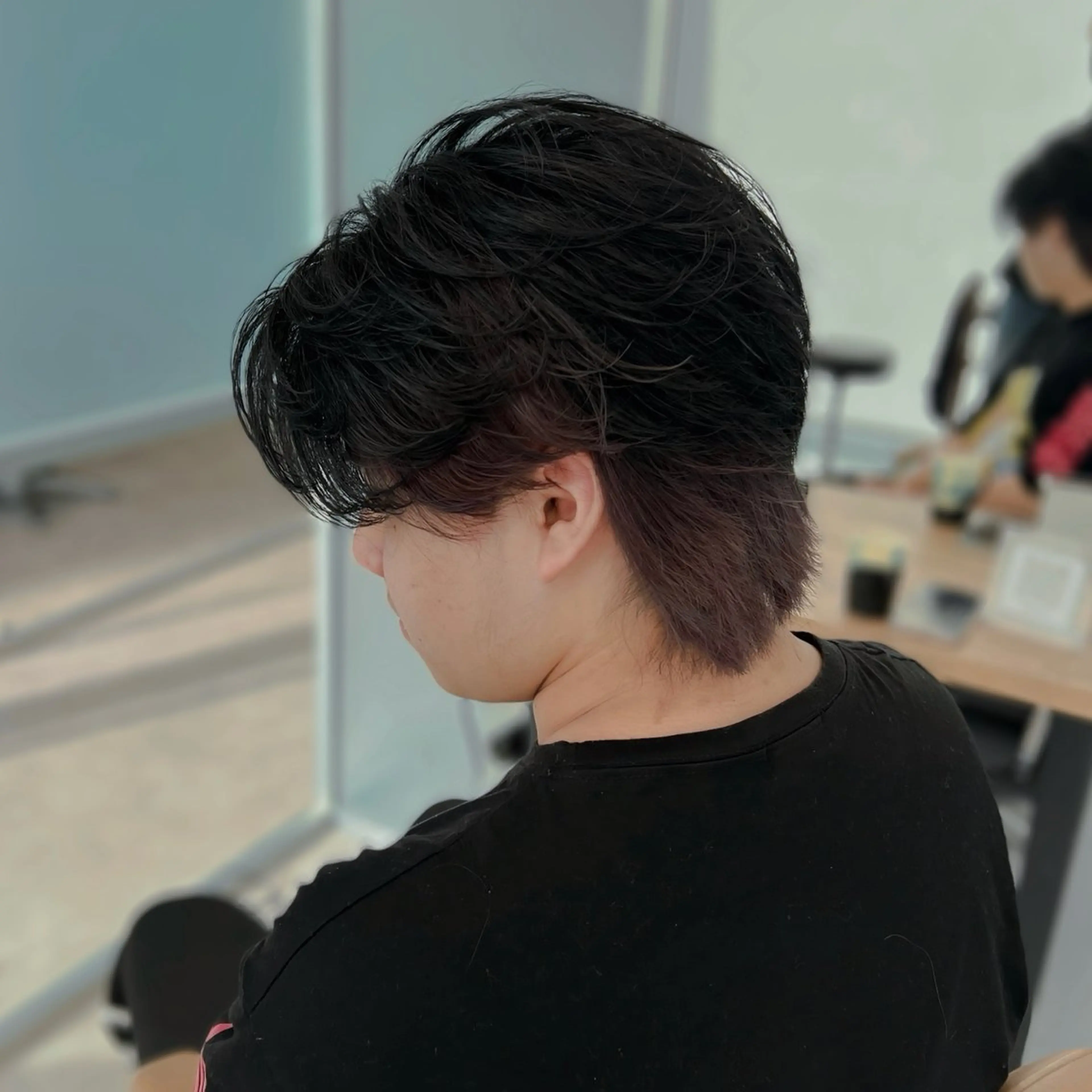 ミディアム カラー メンズ メンズハイトーン ハイトーンカラー バイオレットカラー フェザー/ゆるふわ パーマ/鐘ヶ江 航青のヘアスタイル