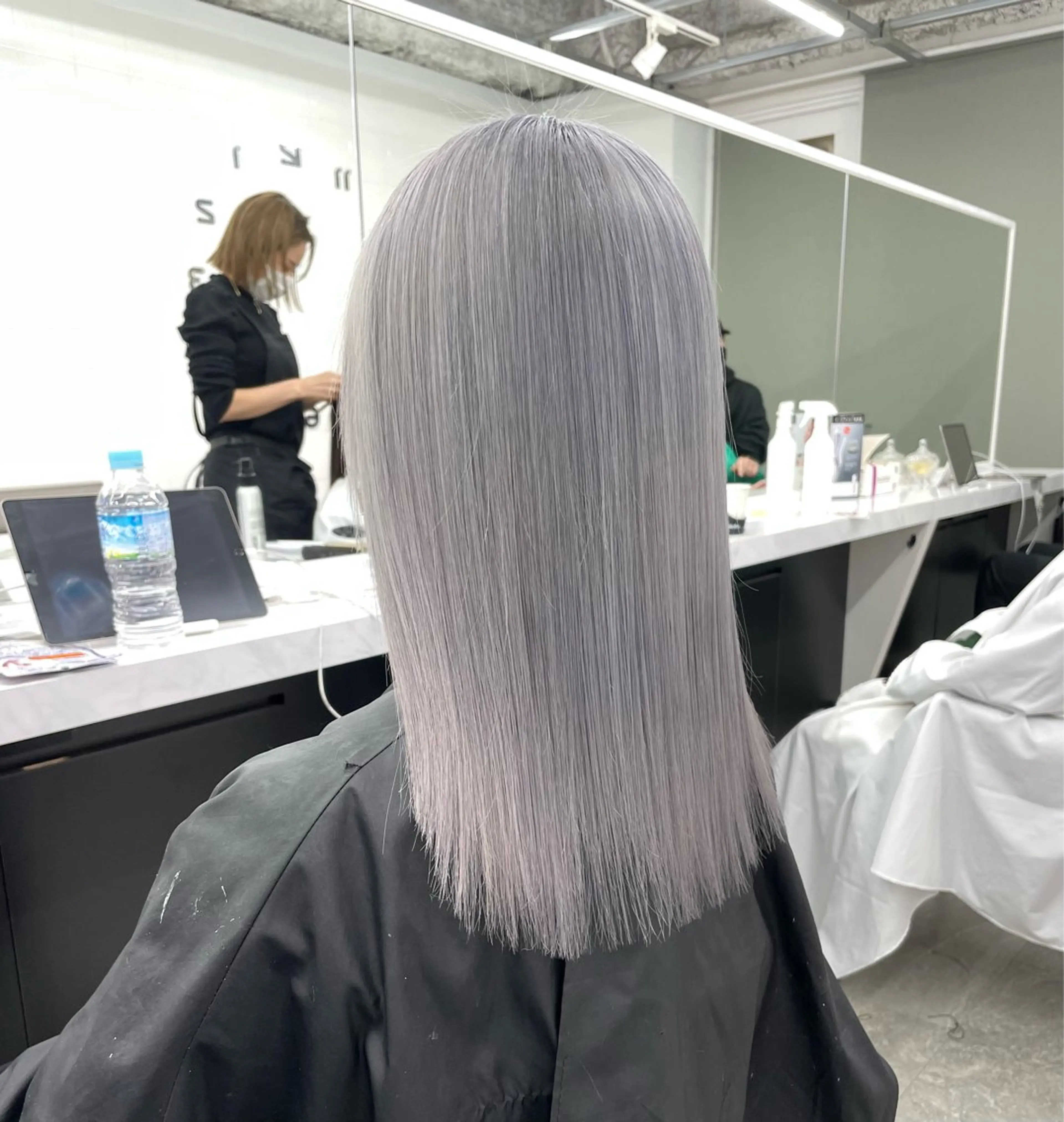 セミロング ハイトーン/艶カラー 𝐧𝐨𝐚のヘアスタイル