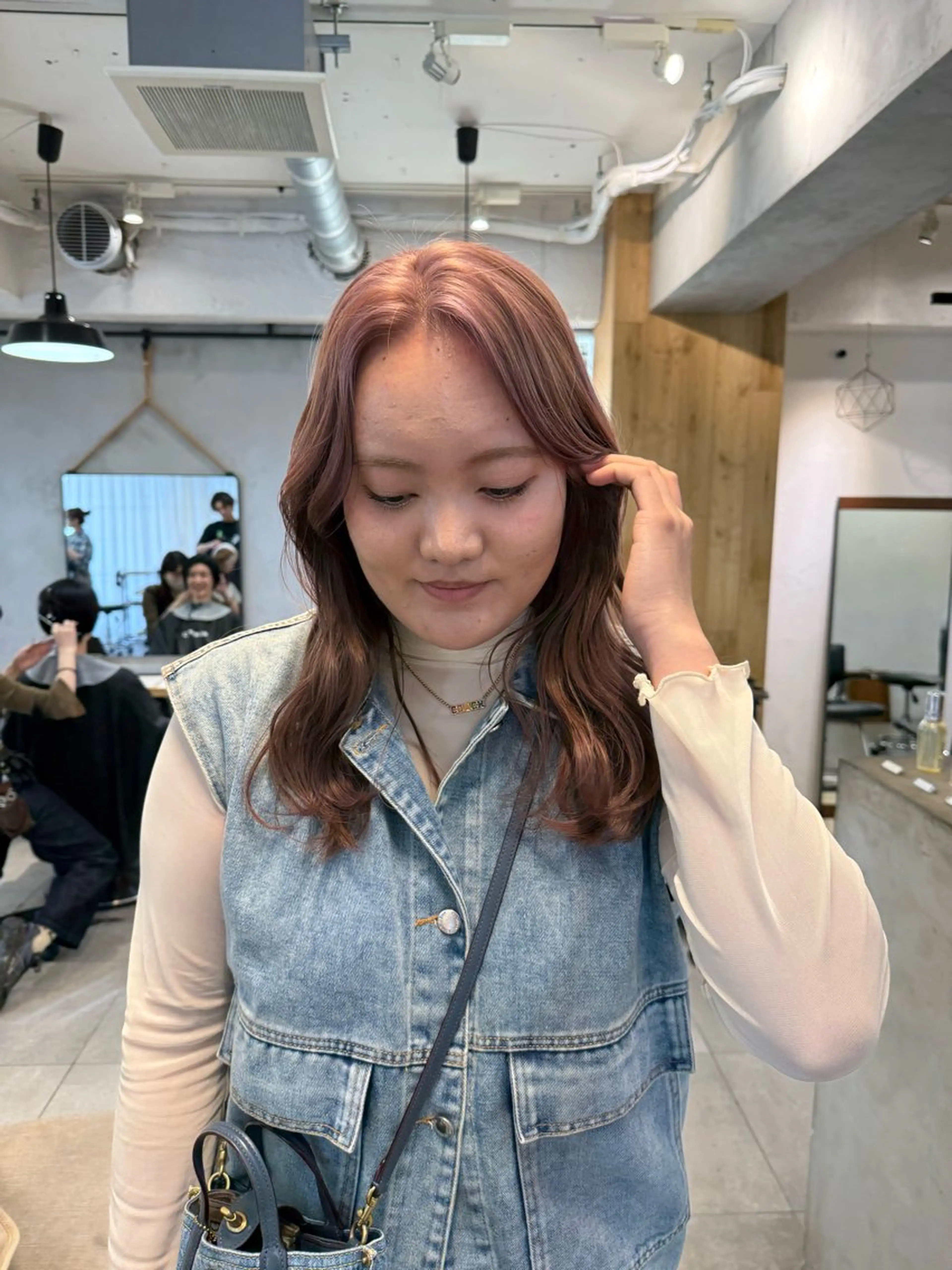 セミロング カラー ミルクティー× グレージュMOMOのヘアスタイル