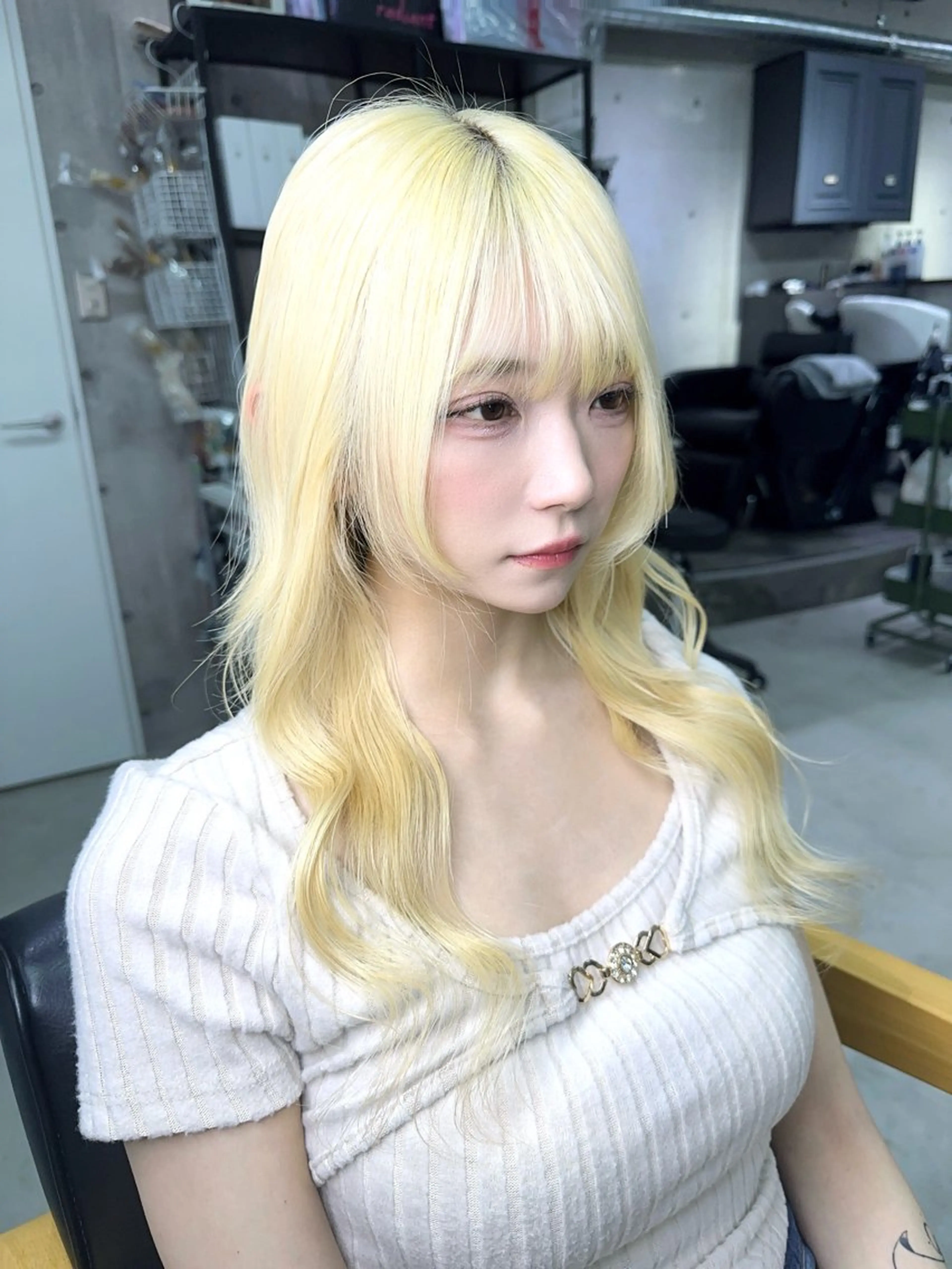 セミロング カラー 抜きっぱなしブロンド ブロンド ヘアカラー 名古屋のピンク好き かずくん🦩のヘアスタイル