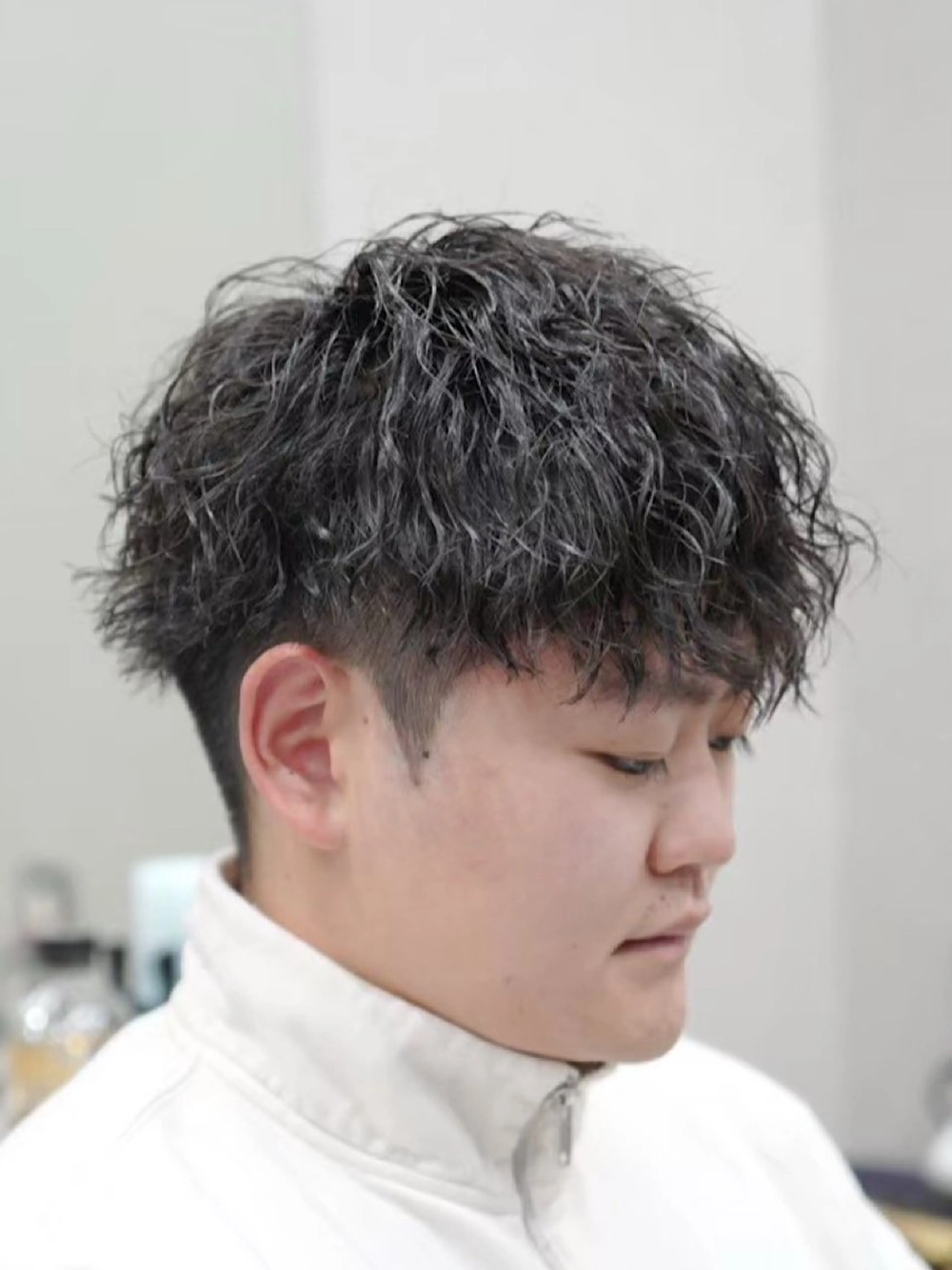 ショート パーマ メンズ フェードカット メンズハイライト メンズメッシュ メンズパーマ スペインカール SLASHメンズ専門 山口孔聖のヘアスタイル