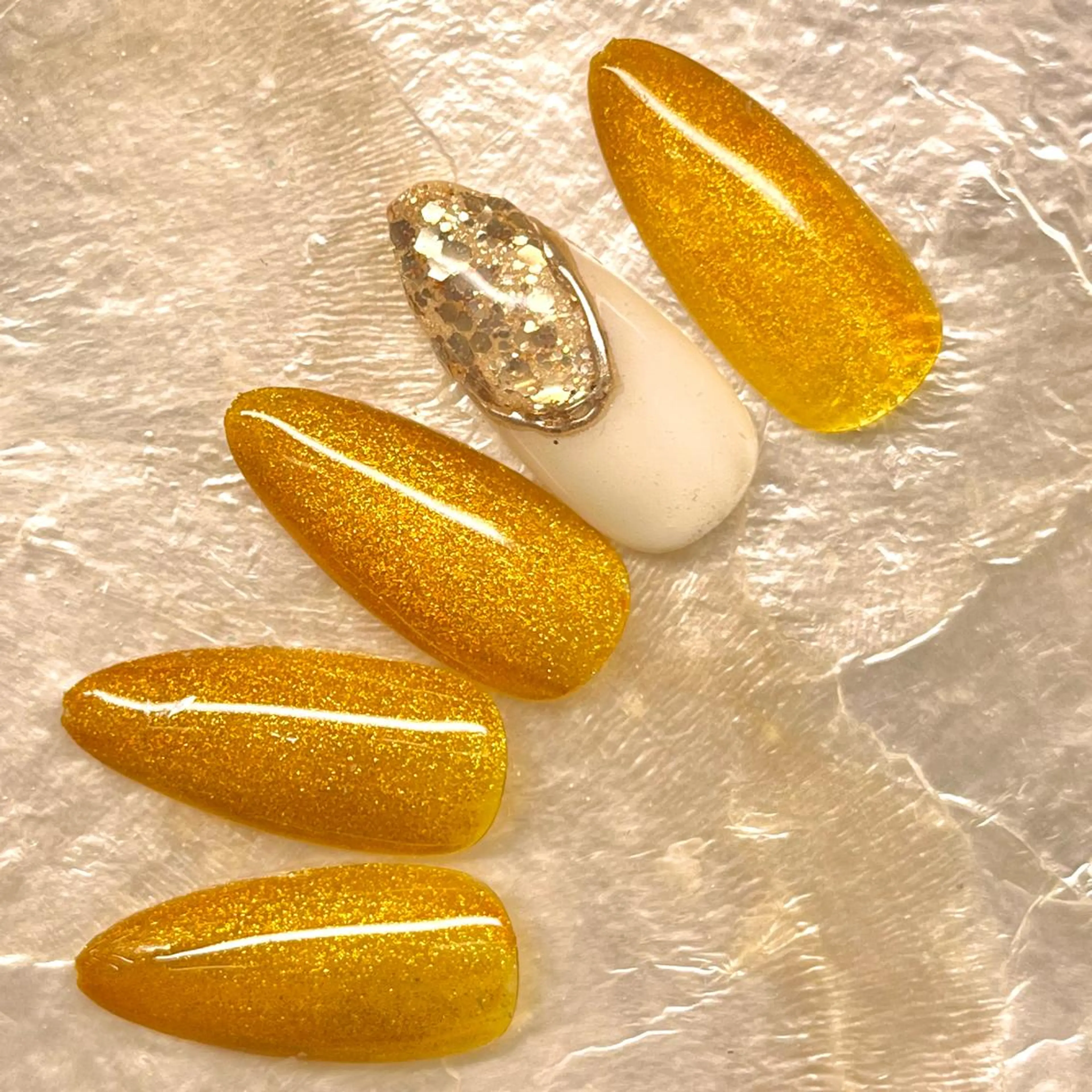 ミディアム ネイル ラメ(グリッター) マグネットネイル ぷっくりネイル RIONnail(リオンネイル)所属・RIONnail Yurikaのネイルデザイン