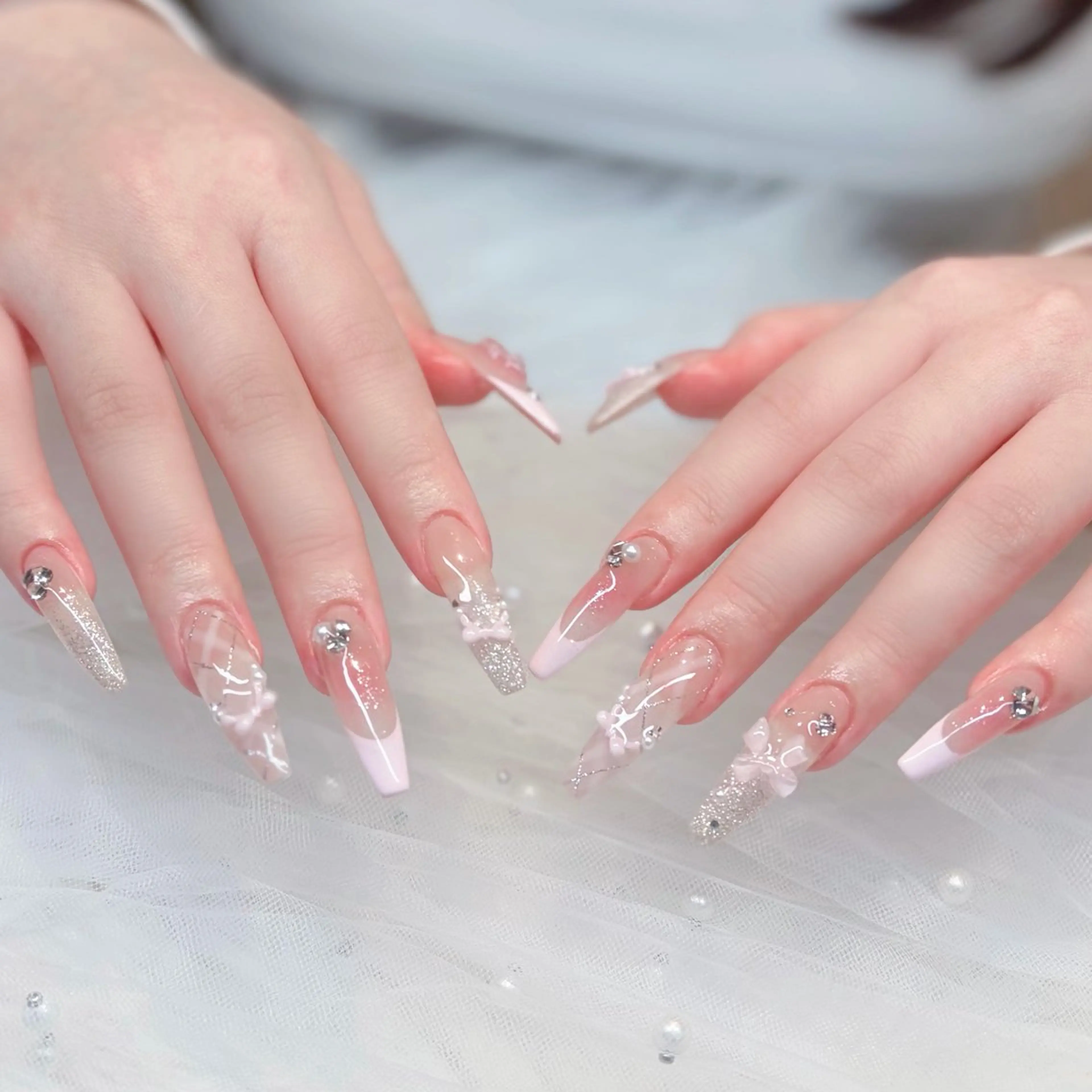 ネイル チークネイル キラキラネイル リボン ワンホンネイル ハンドネイル ぷりゅねる 心斎橋のネイルデザイン