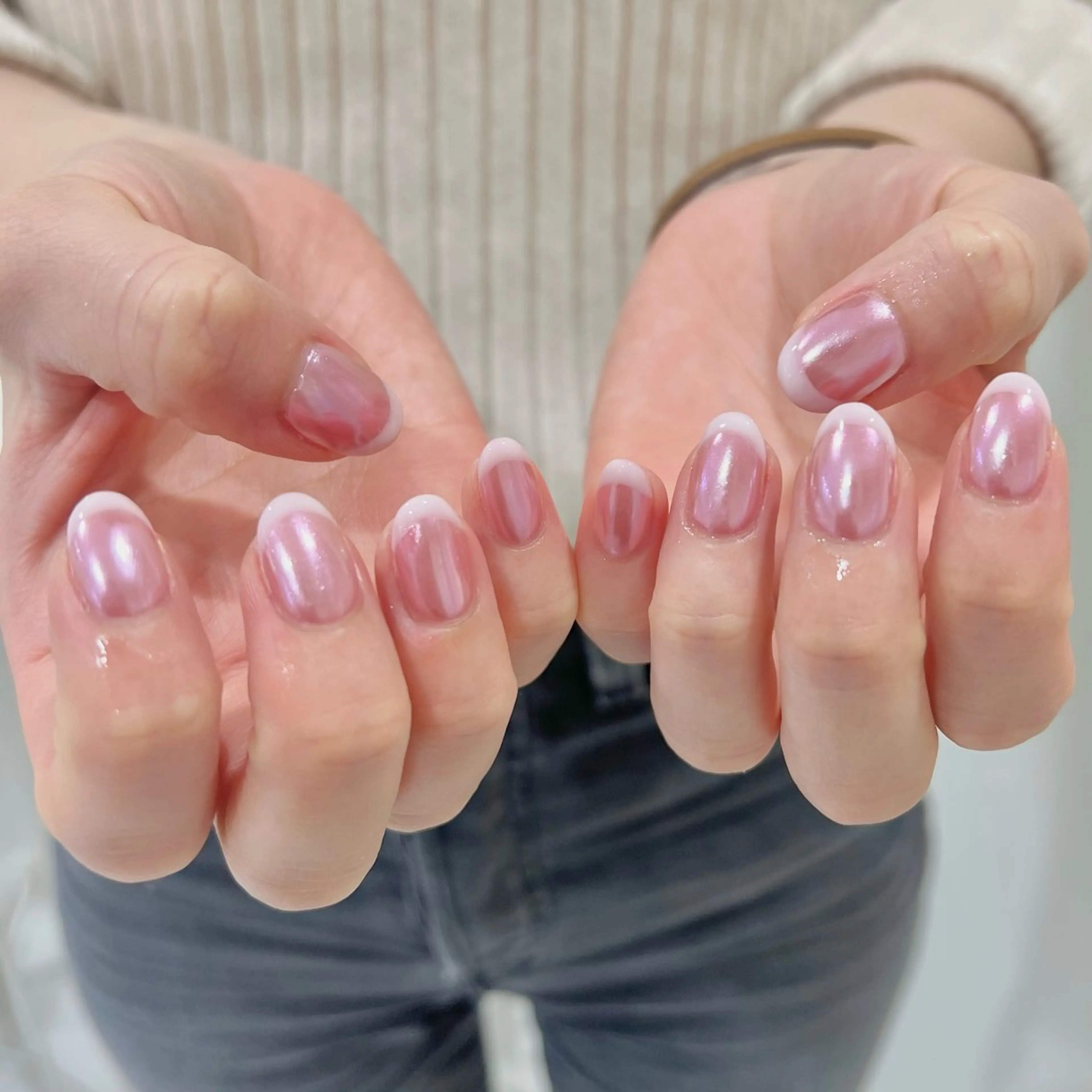 ネイル オーロラネイル ピンク ホワイト ハンドネイル 🎀チーク/ちゅるん 🫧chisa🎀のネイルデザイン