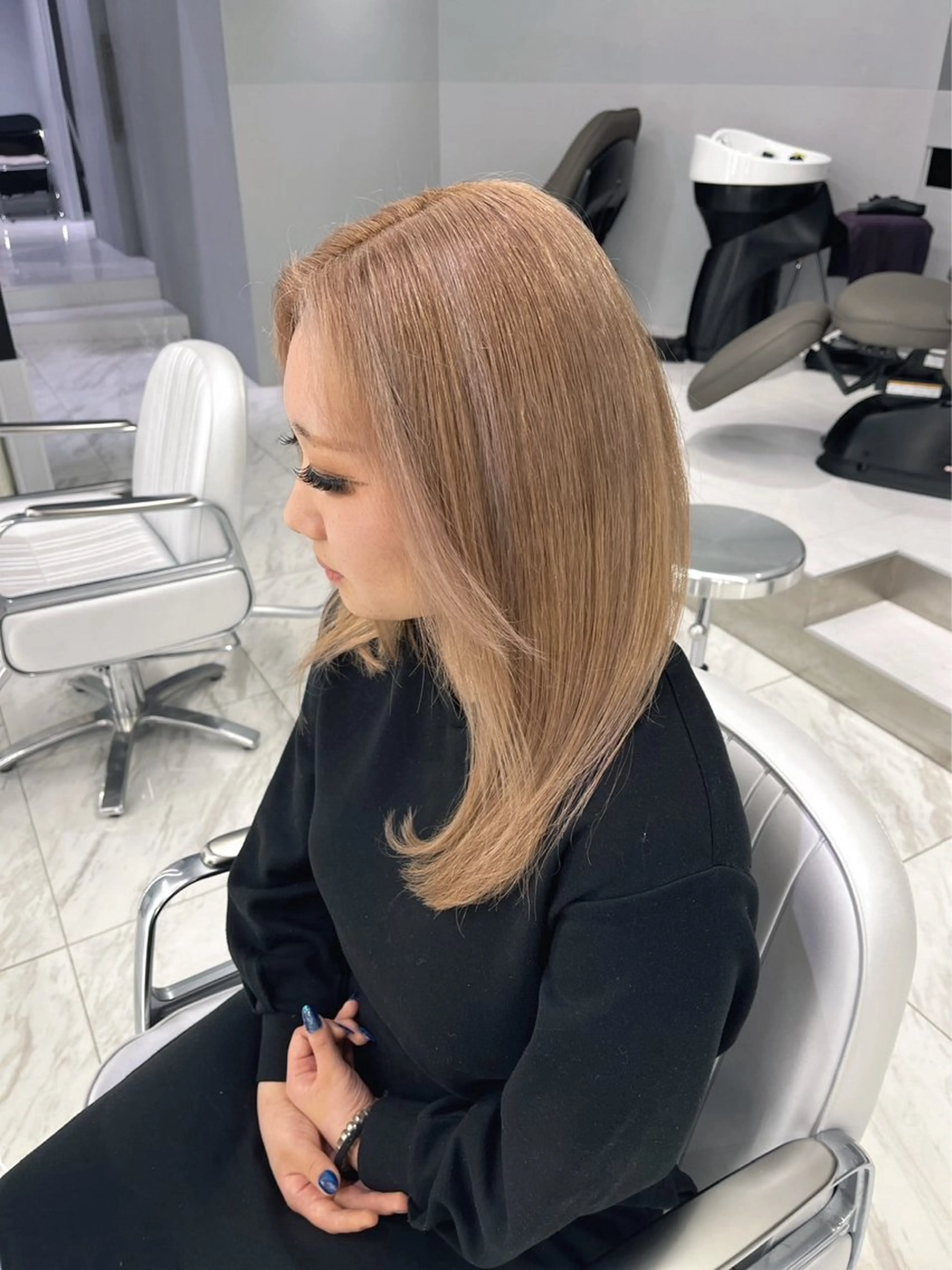 ミディアム カラー ベージュカラー ブリーチ ケアブリーチ ミルクティーベージュ ヘアカラー トリートメント 菜々🫧新宿 透明感ケアブリーチのヘアスタイル