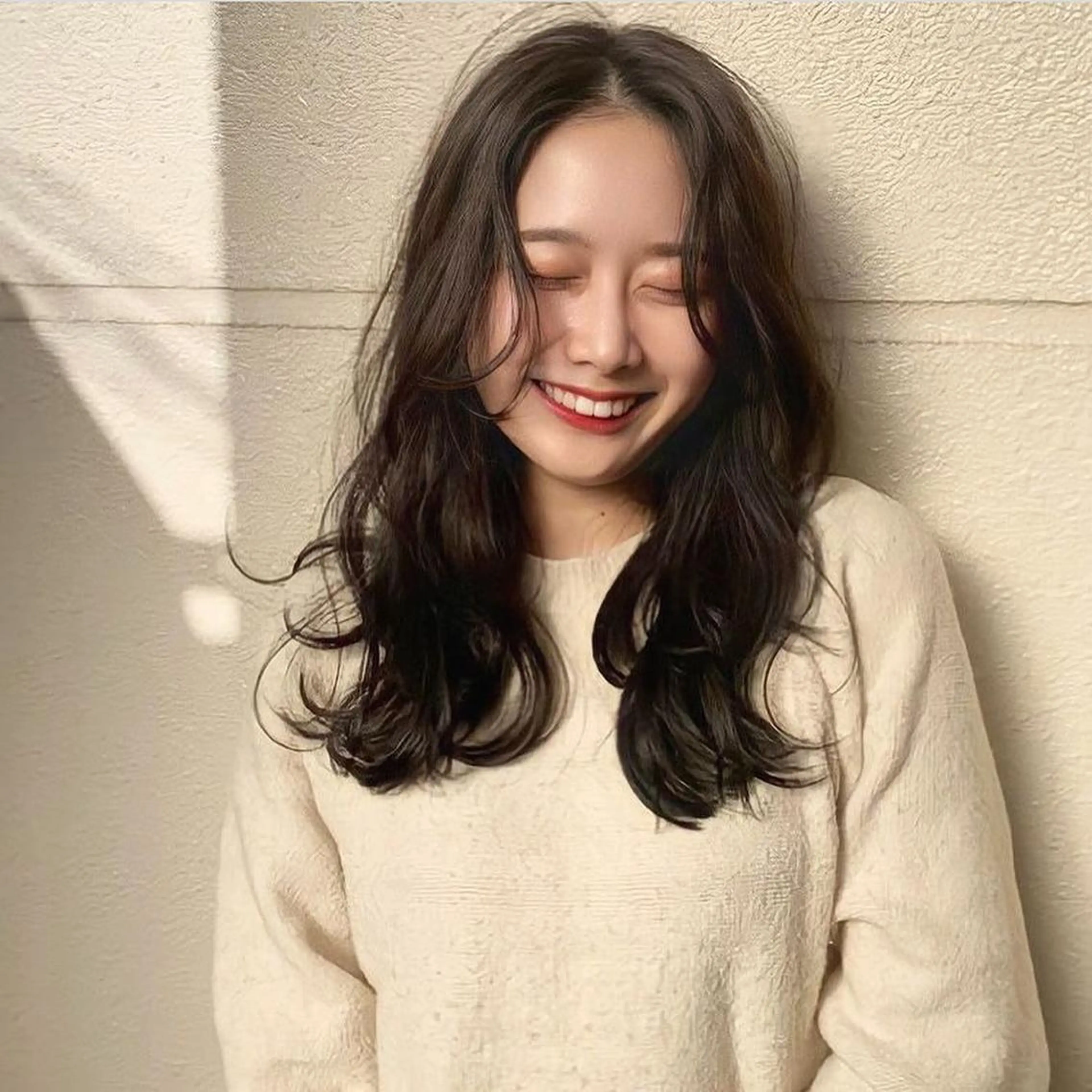 ミディアム カラー ヘアアレンジ ミディアムパーマ ベージュカラー 透明感カラー ハイライトカラー ミルクティーベージュ 韓国/髪質改善💘 櫻井かれんのヘアスタイル