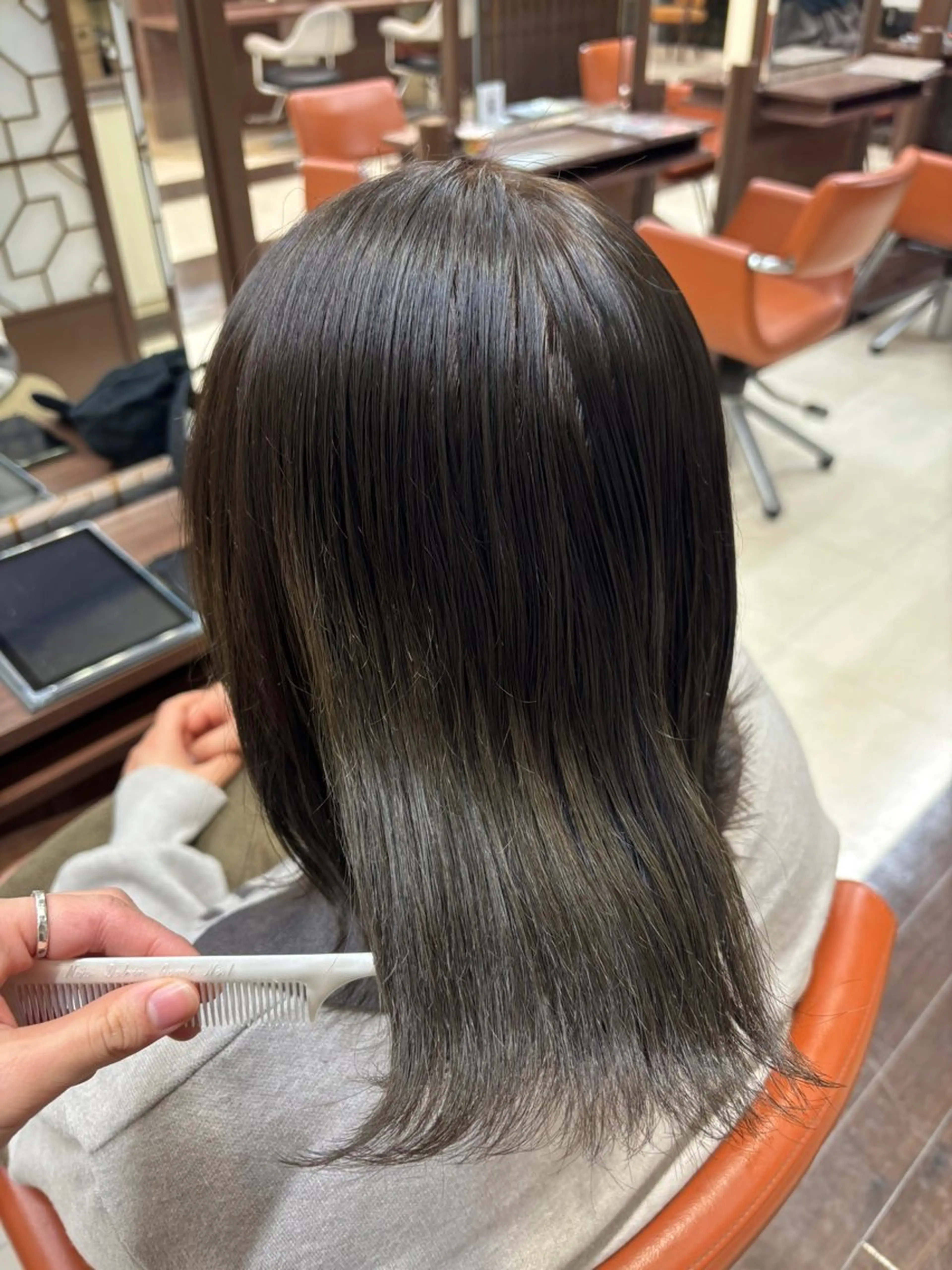 ミディアム カラー ベージュカラー ブリーチ オリーブベージュ ⛄️カラーモデル /艶カラー/あい⛄️のヘアスタイル