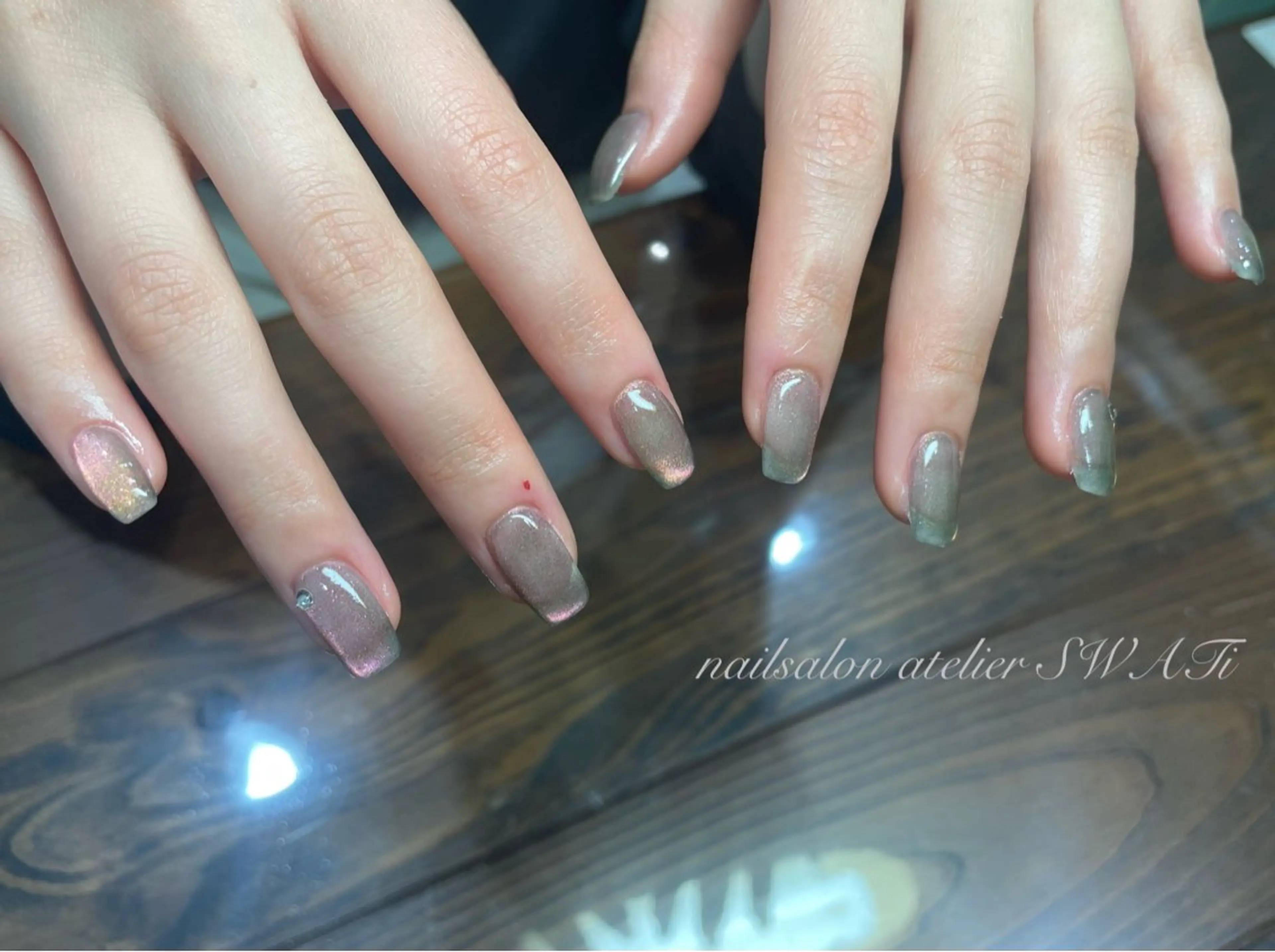 ネイル ストーンネイル ハンドネイル ヘアーサロン大野所属・nailsalon SWATiのネイルデザイン