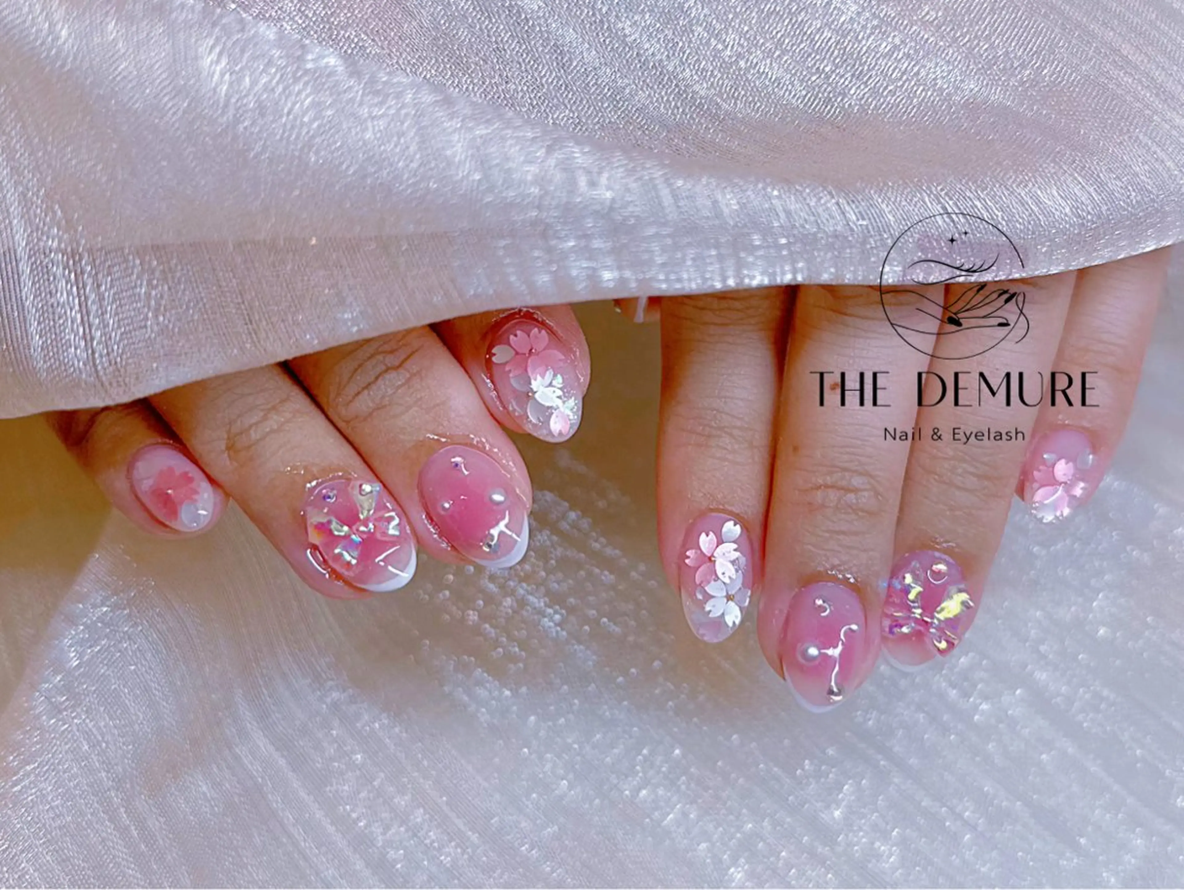 ネイル アートネイル キラキラネイル 韓国ネイル 水色 ロングネイル ハンドネイル ハンドケア NailDemure 【銀座店】のネイルデザイン