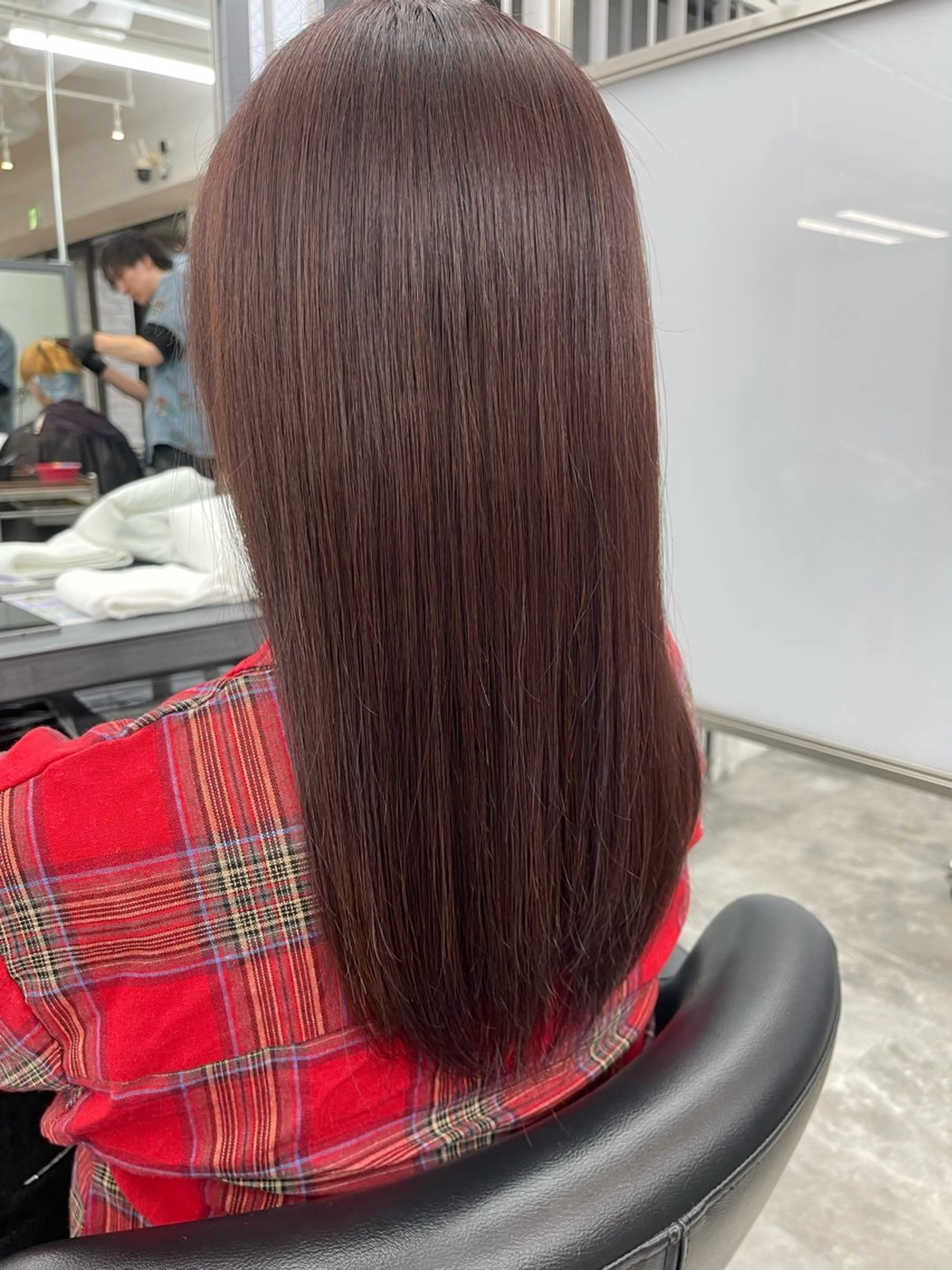 セミロング 縮毛矯正🐼暖色 根本侑季のヘアスタイル