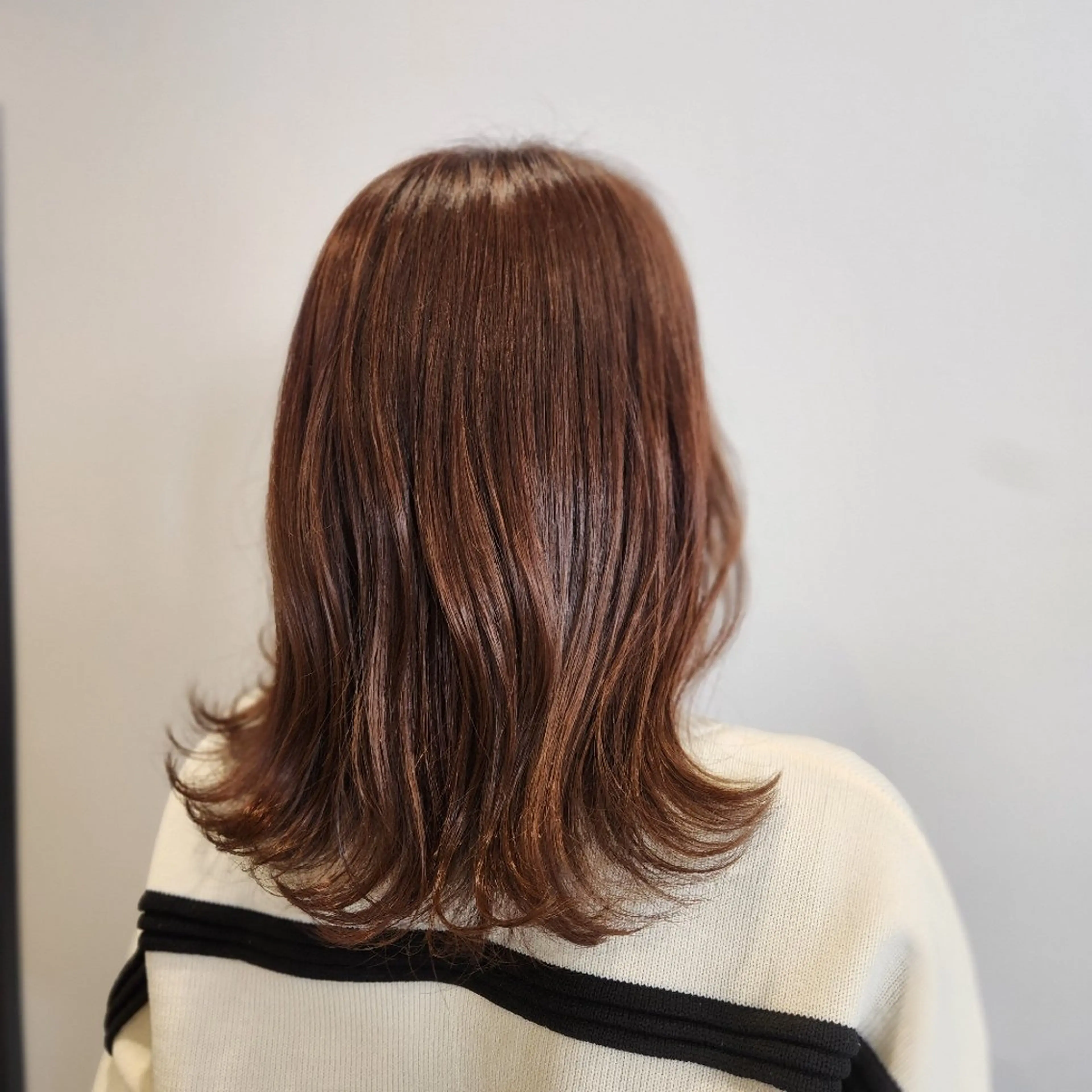 ミディアム カラー ベージュカラー ブラウンカラー ブラウンベージュ 伸ばしかけ 外ハネヘア O.hair designers所属・シールエクステ🎀 ホシノ🕒ユウカのヘアスタイル