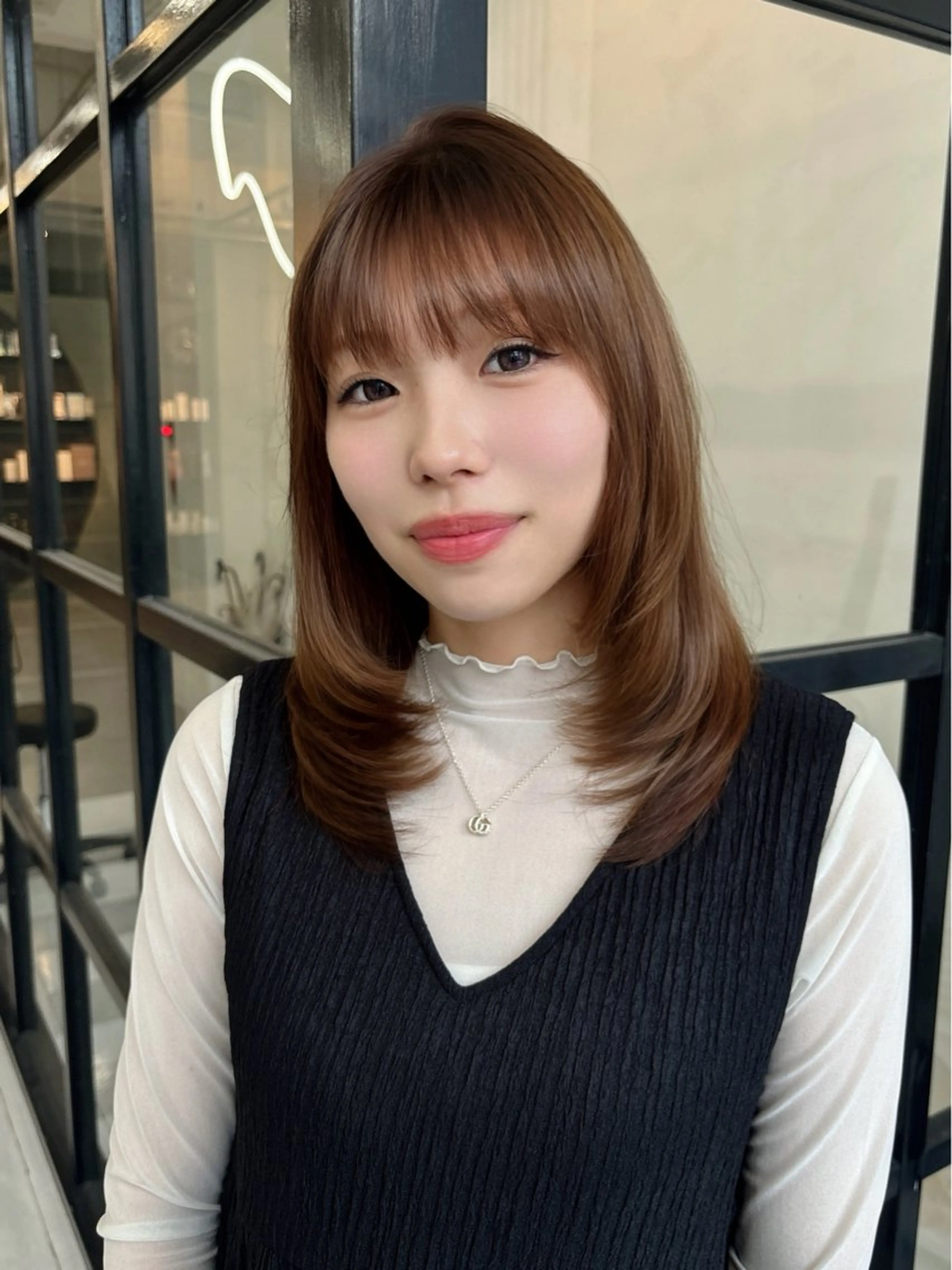 ミディアム カラー ベージュカラー 顔まわりレイヤー 伸ばしかけ レイヤーカット 小顔カット MaisonHALU 松浦光咲のヘアスタイル