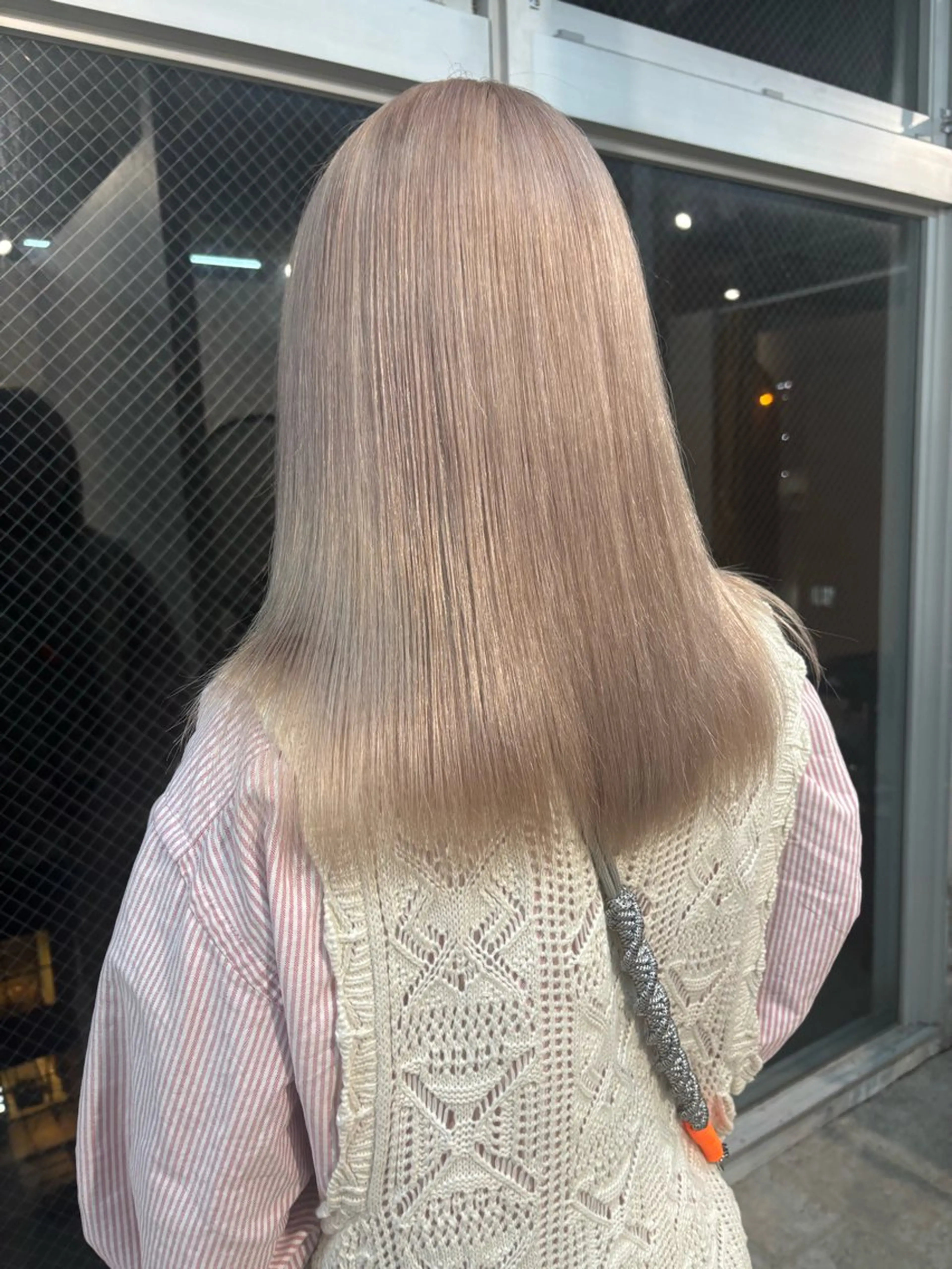 セミロング カラー シルバー lani hair salon所属・SHOTO ハイトー ン/デザインカラーのヘアスタイル