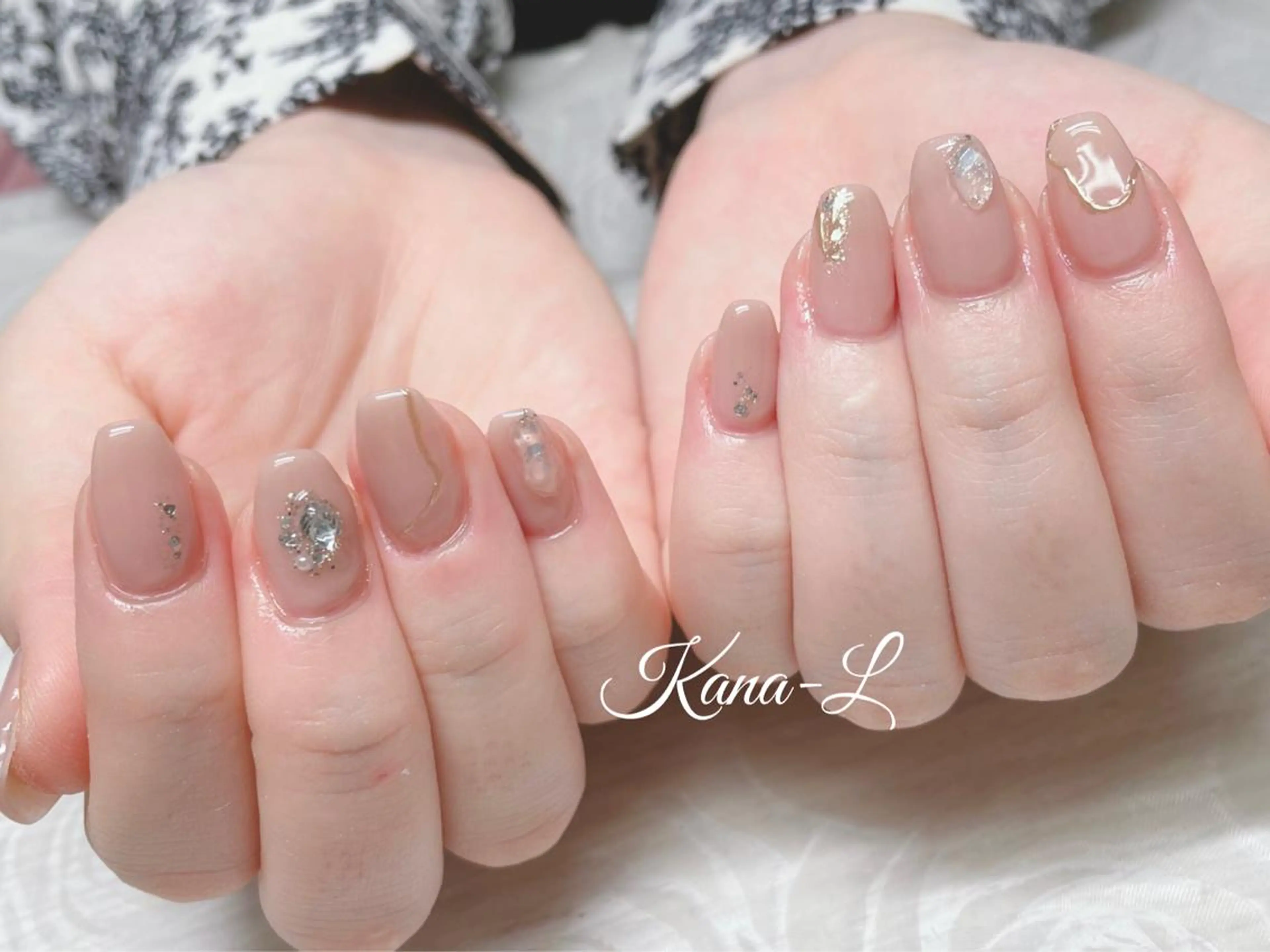 カラー ネイル キラキラネイル オフィスネイル 芦辺 香奈のネイルデザイン