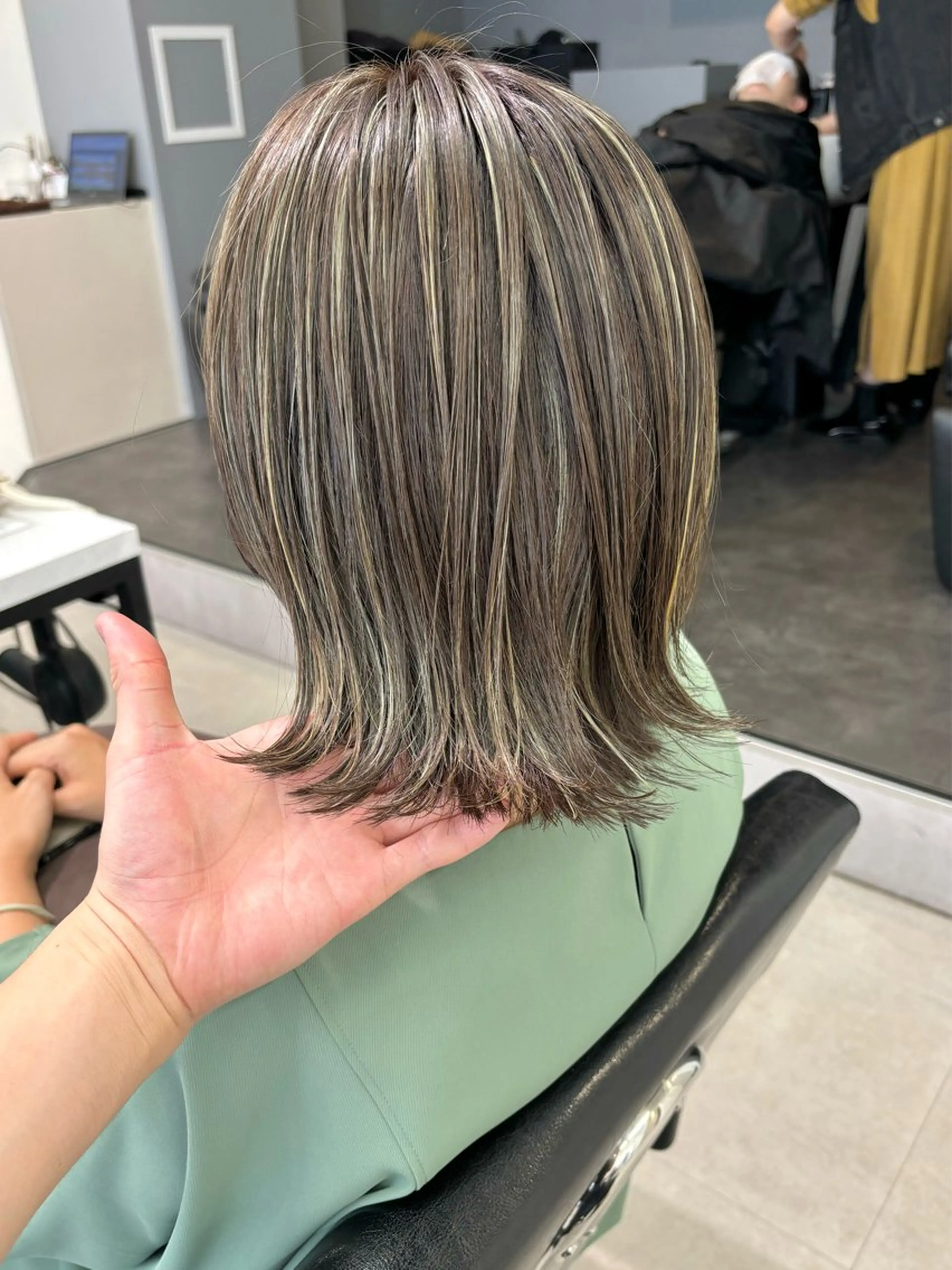 セミロング カラー グレージュ ハイライトカラー カーキグレージュ ハイライト ヘアカラー トリートメント ハイライト/ショート /ボブ/RYOHEIのヘアスタイル