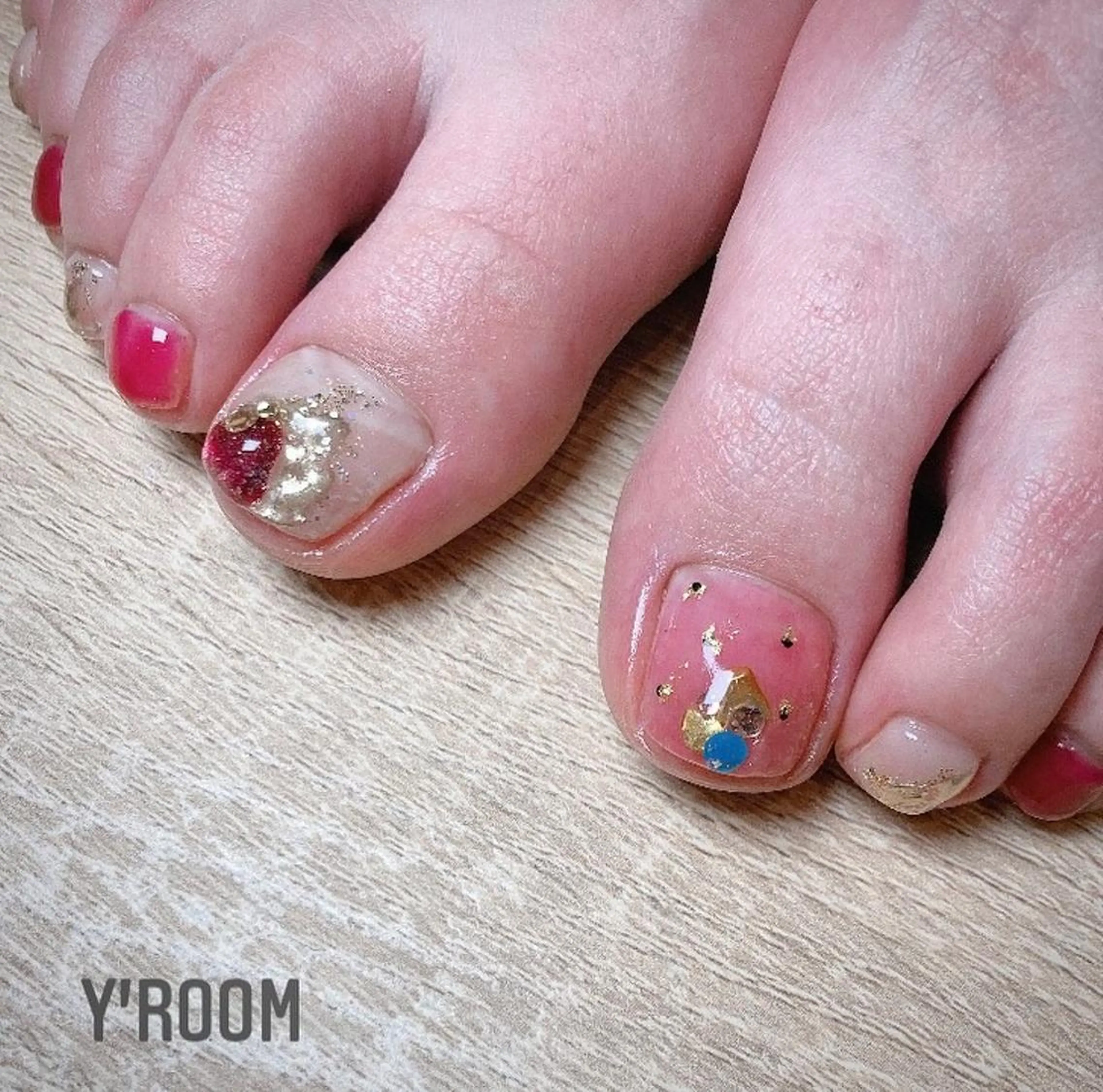 ネイル オーロラネイル フラッシュネイル フットネイル ジェルネイル 氷ネイル・うるうるネイル YUKA （ネイリスト）のネイルデザイン