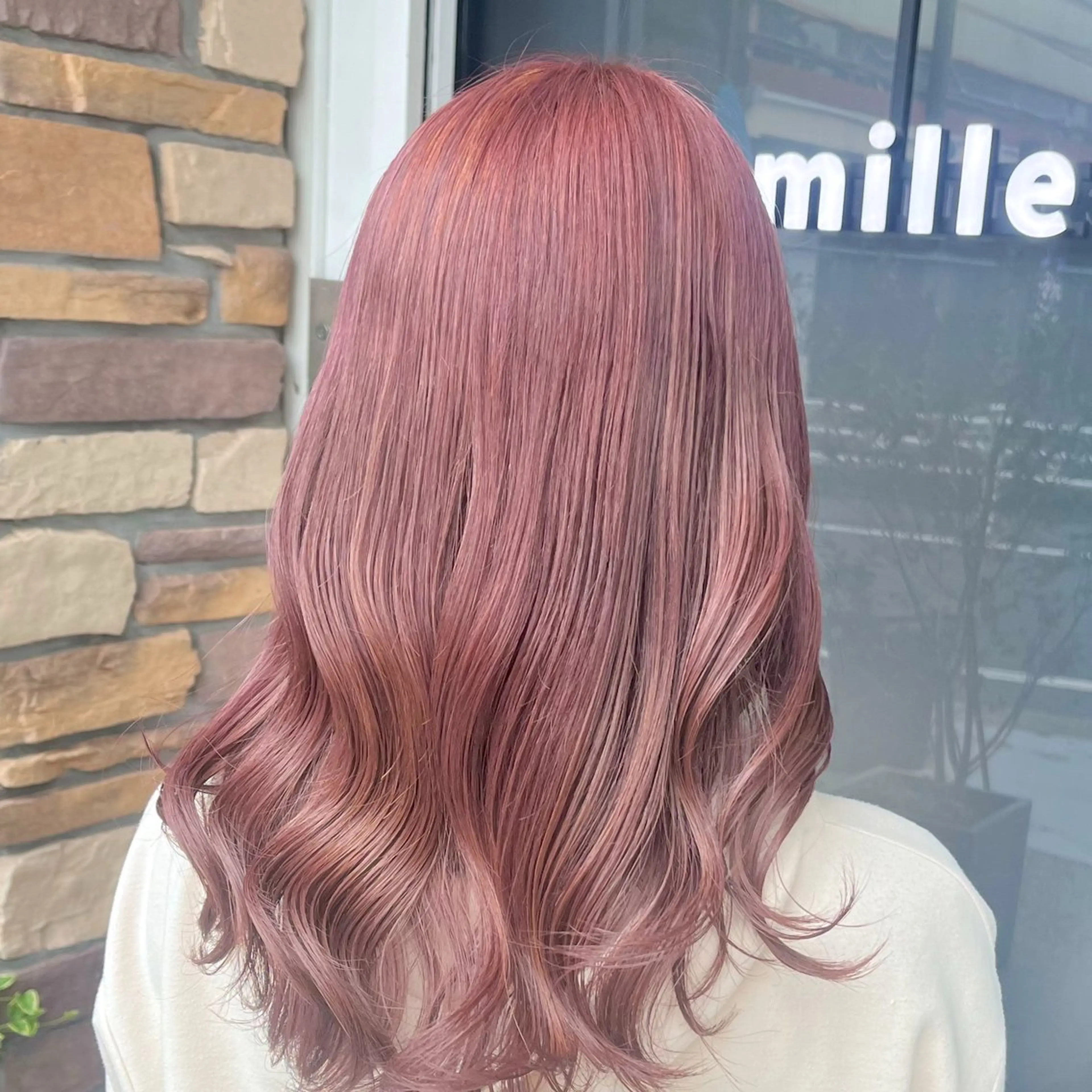 ミディアム カラー ブリーチ カット ヘアカラー トリートメント 伊藤 玲衣のヘアスタイル