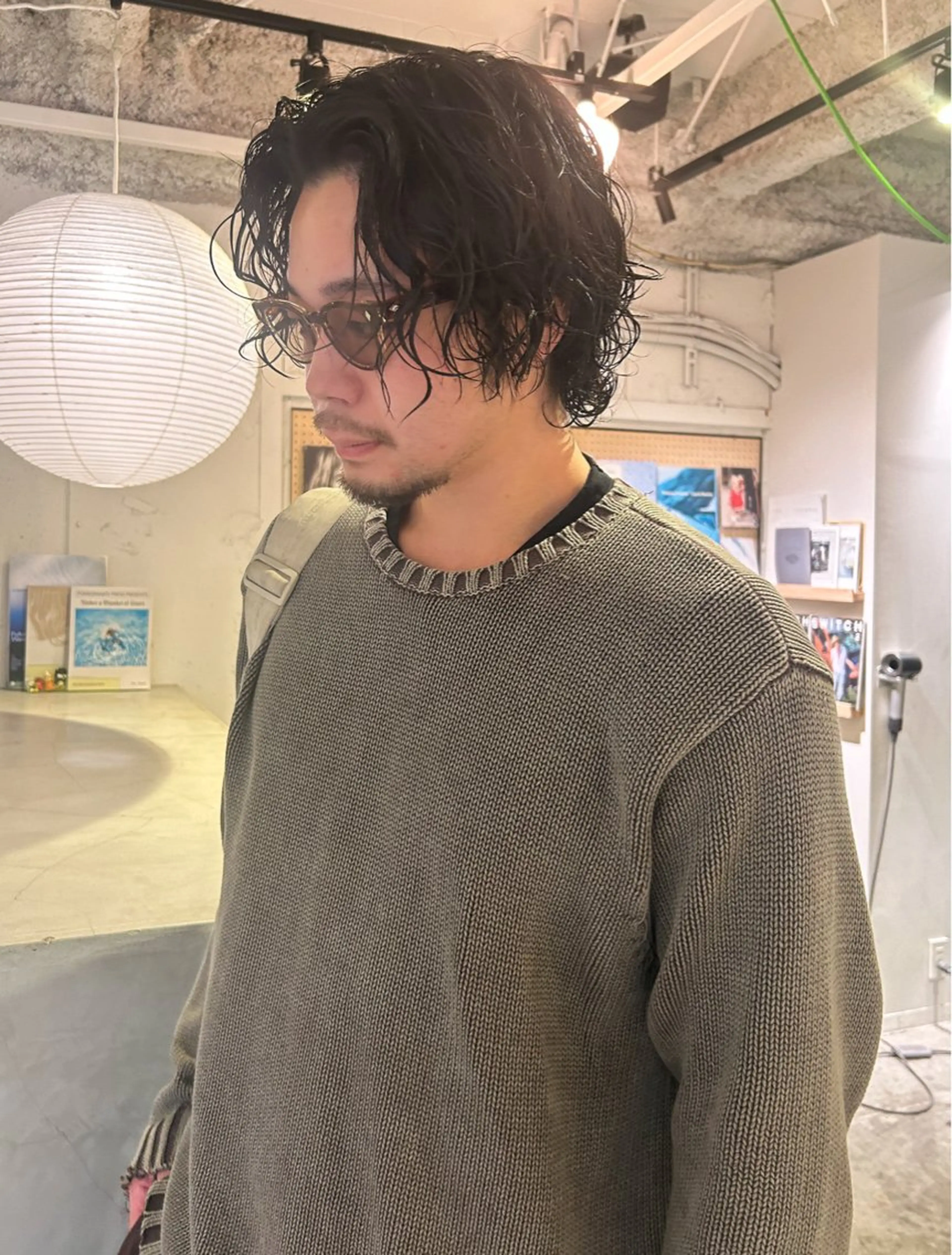 ミディアム パーマ メンズ ミディアムパーマ センターパート メンズパーマ カット パーマ Loom.所属・村上雅人 ナチュラルモードのヘアスタイル